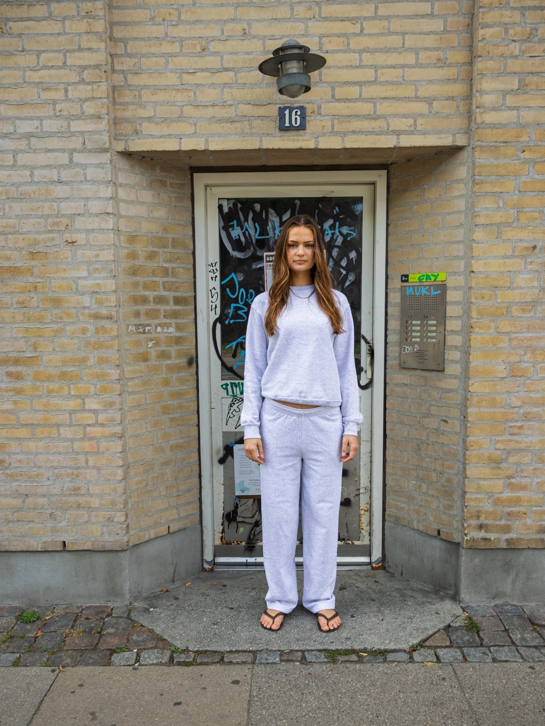 Kajsa is 174 cm tall and wears size S. | grey