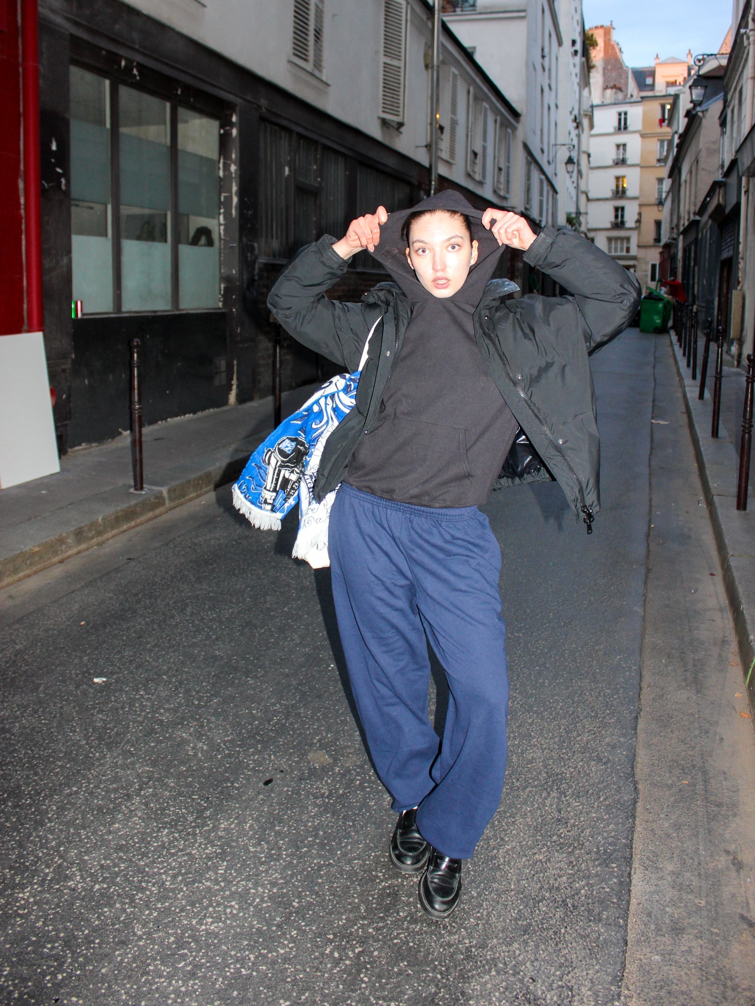 Sabina is 170 cm tall and wears size M. | elasticated navy