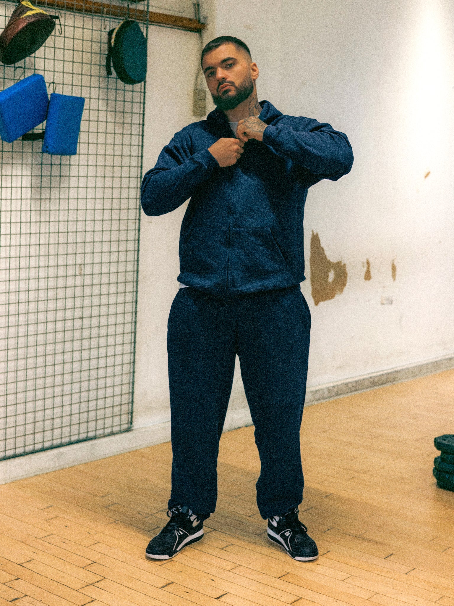 Sune is 183 cm tall and wears size L. | elasticated navy