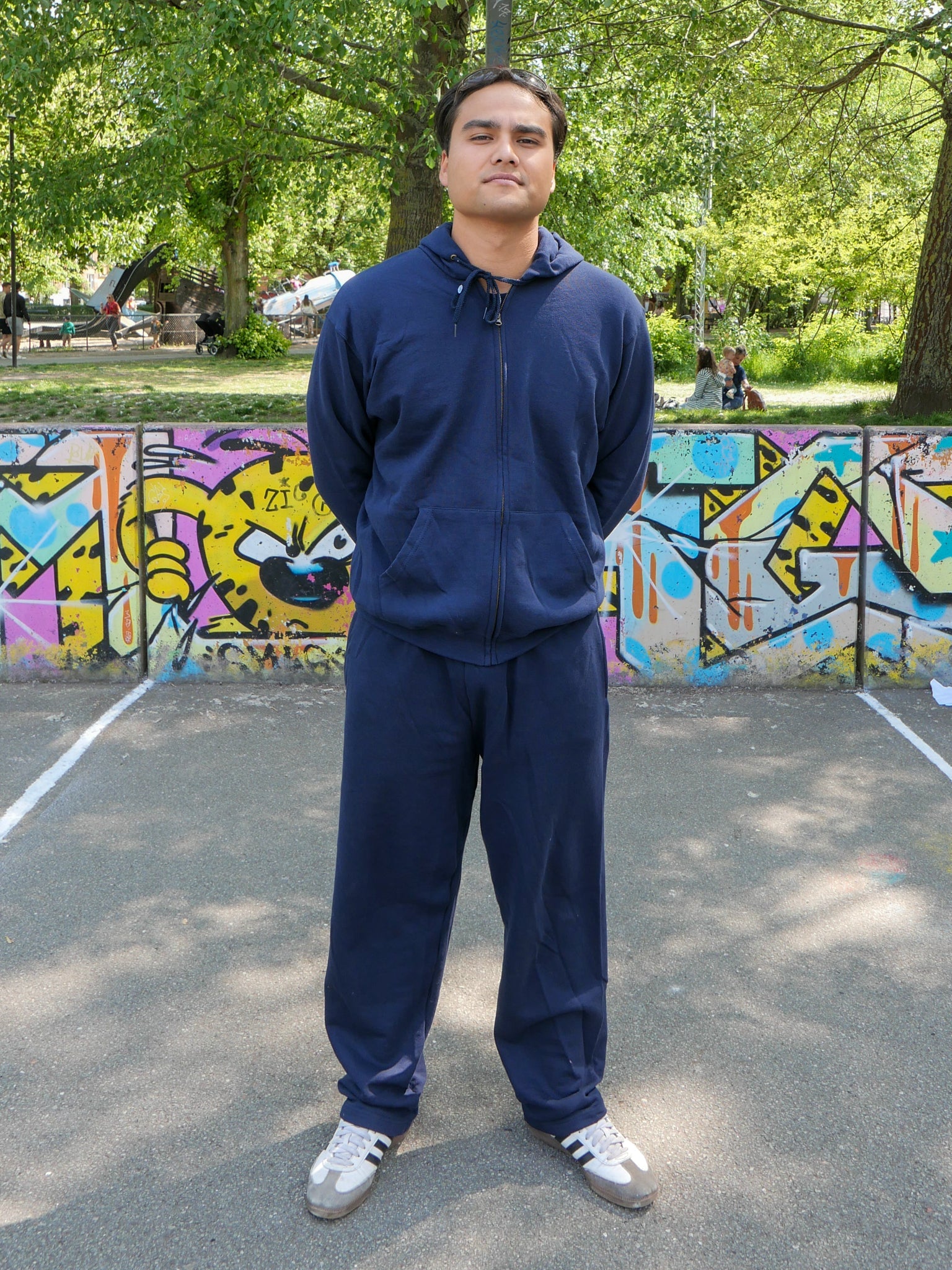 Henrik is 185 cm tall and wears size XL. | loose navy