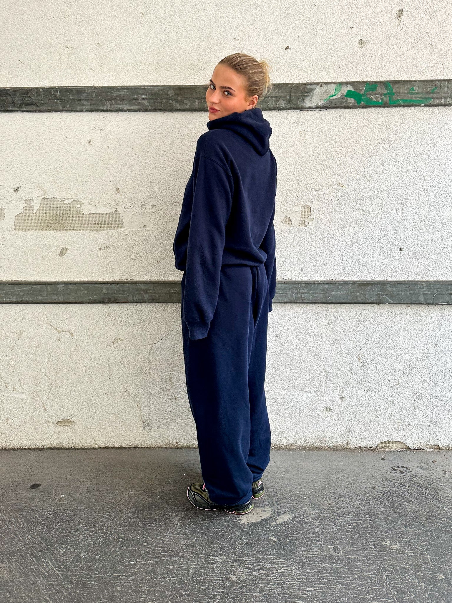 Erica is 163 cm tall and wears size M. | loose navy