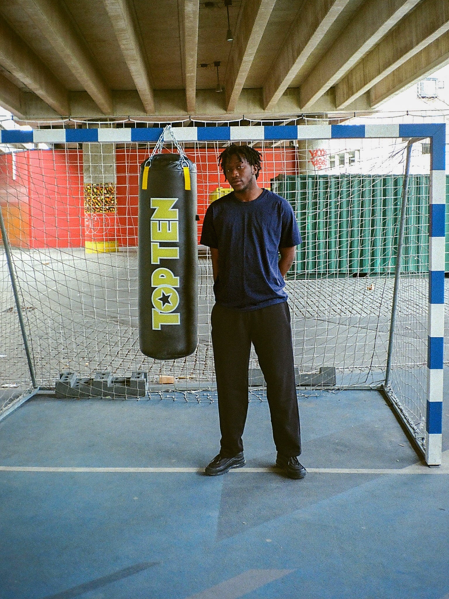 Maxwell is 190 cm tall and wears size L. | loose black