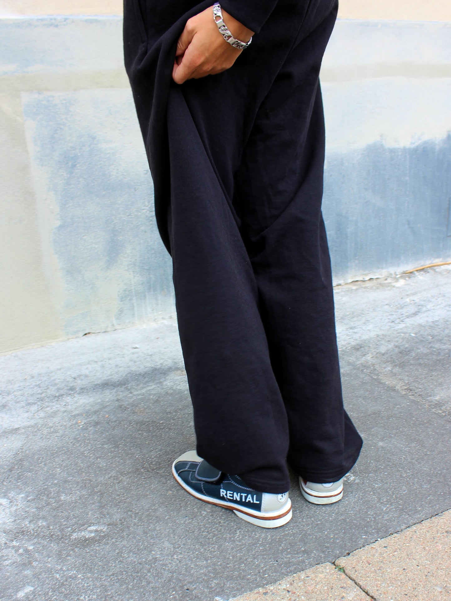 | loose black