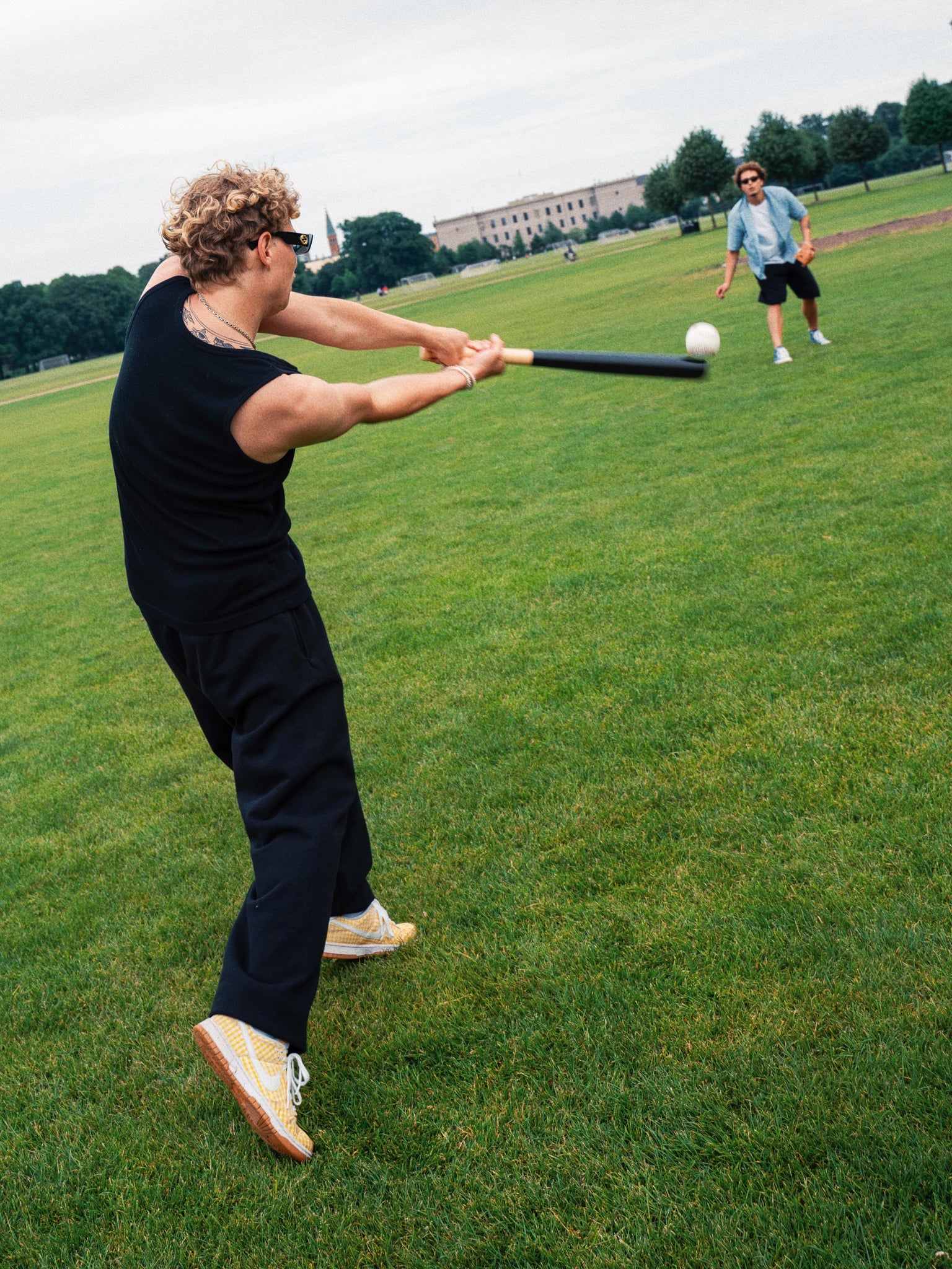 Thomas is 180 cm tall and wears size L. | loose black