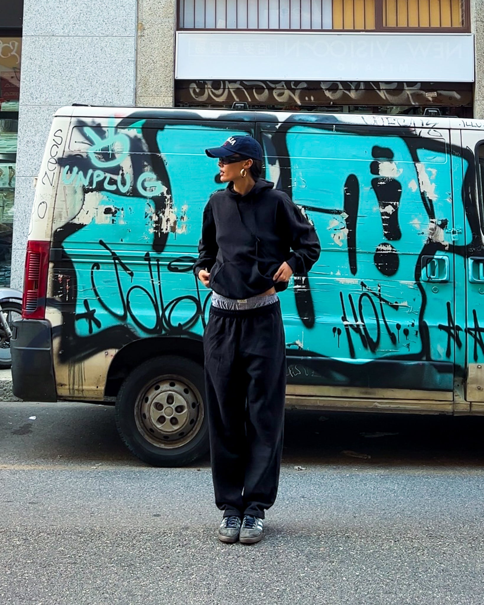 Sofi is 181 cm tall and wears size XL. | loose black