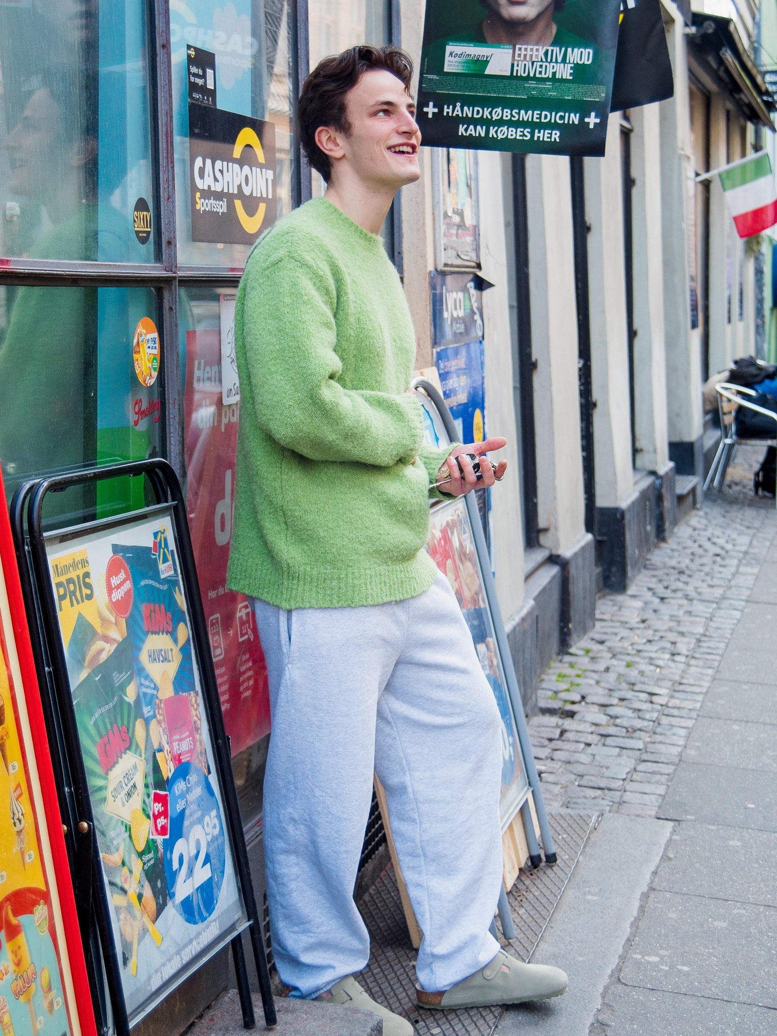 August is 186 cm tall and wears size XL. | elasticated grey