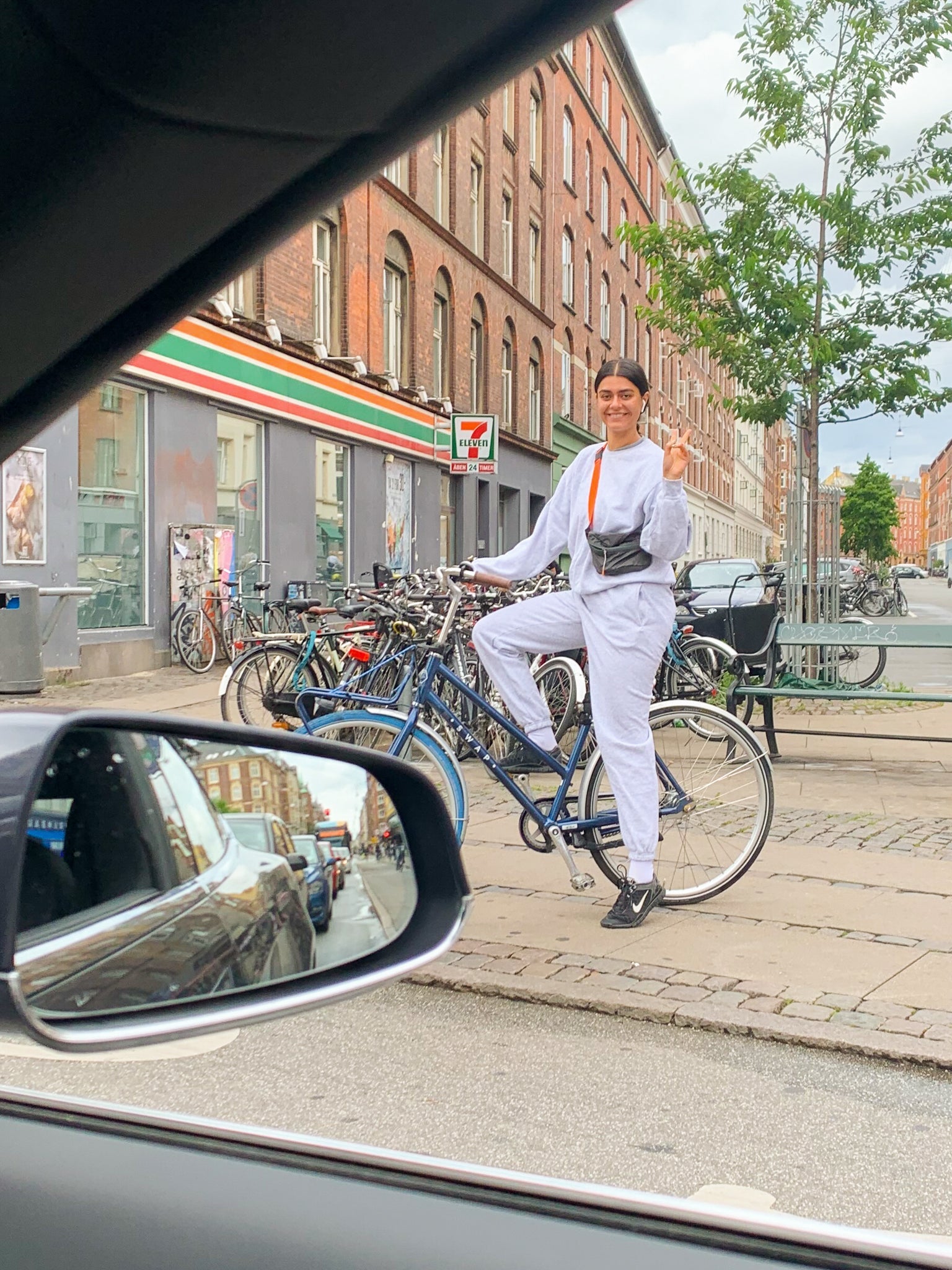 Camilla is 178 cm tall and wears size L. | elasticated grey