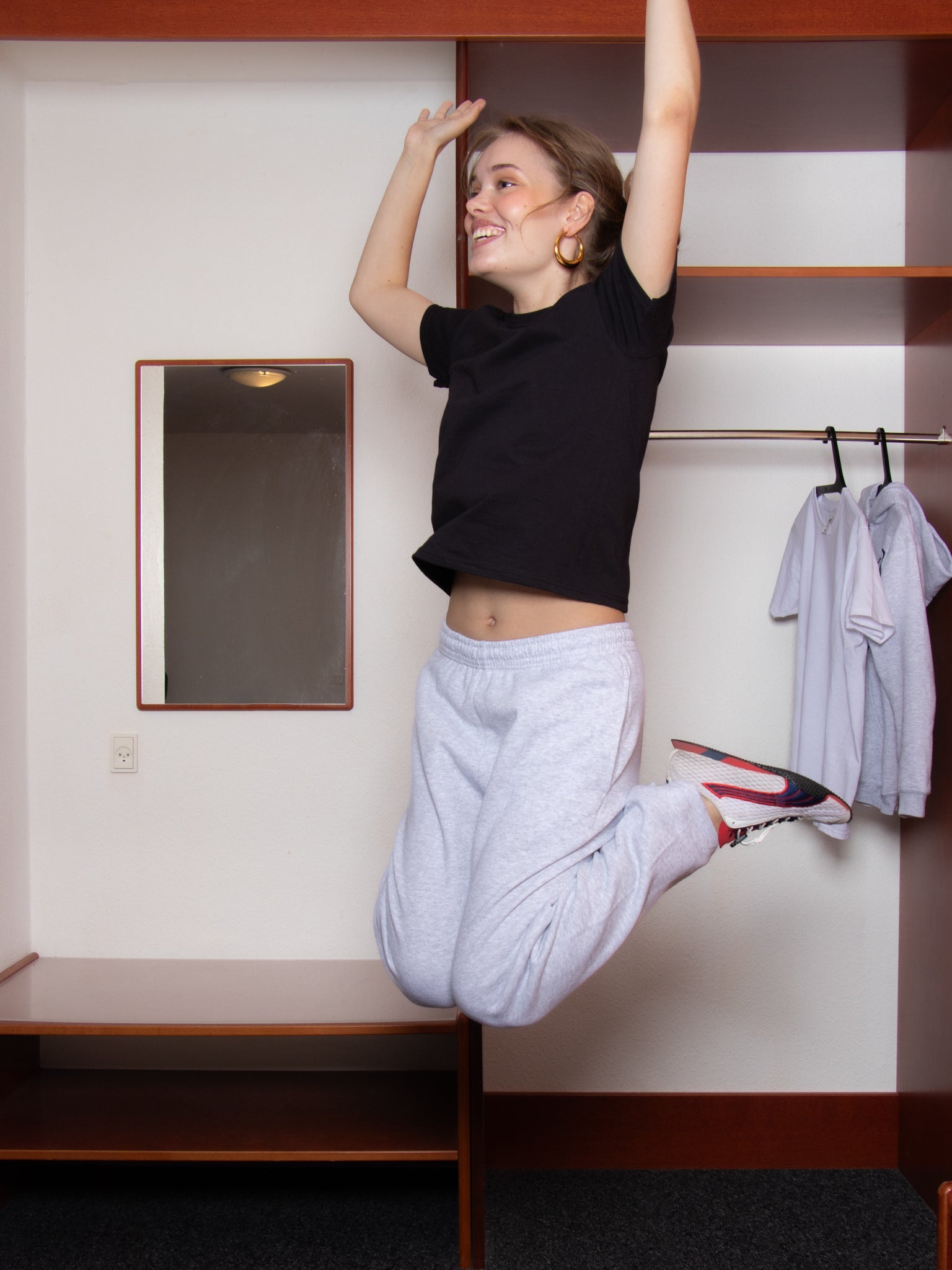 Mathilde is 167 cm tall and wears size M. | elasticated grey