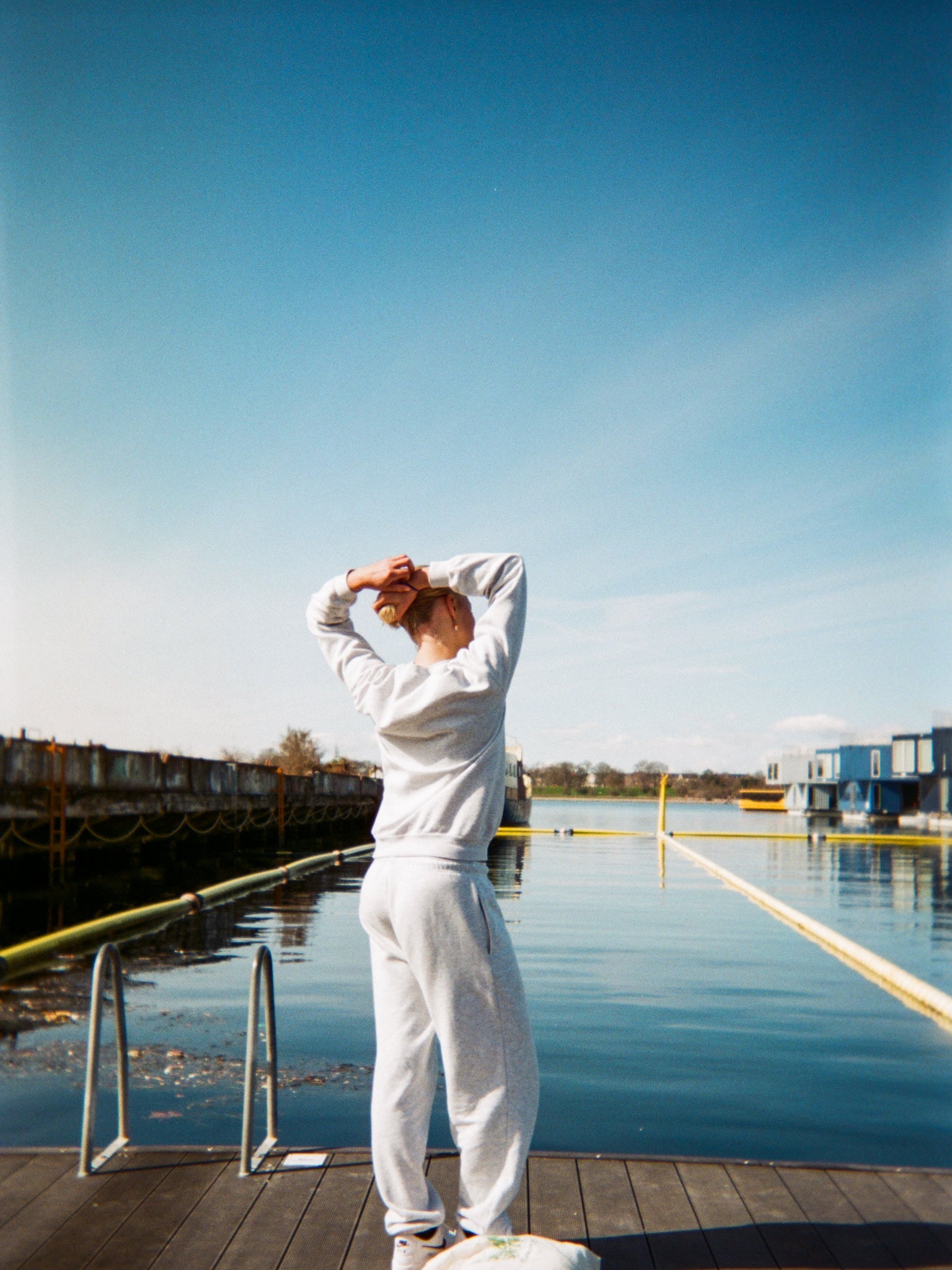 Astrid is 178 cm tall and wears size L. | elasticated grey