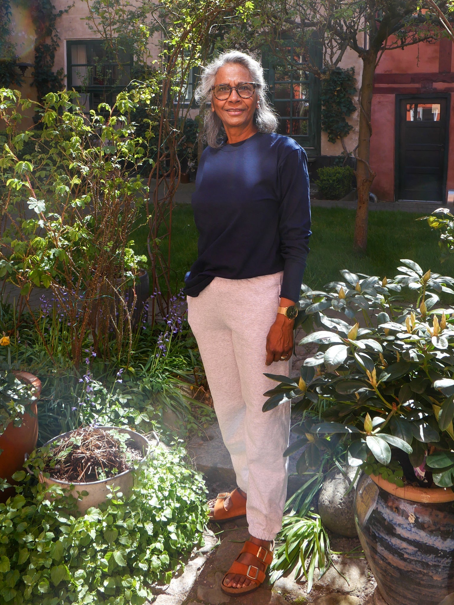 Bimala is 168 cm tall and wears size M. | elasticated grey