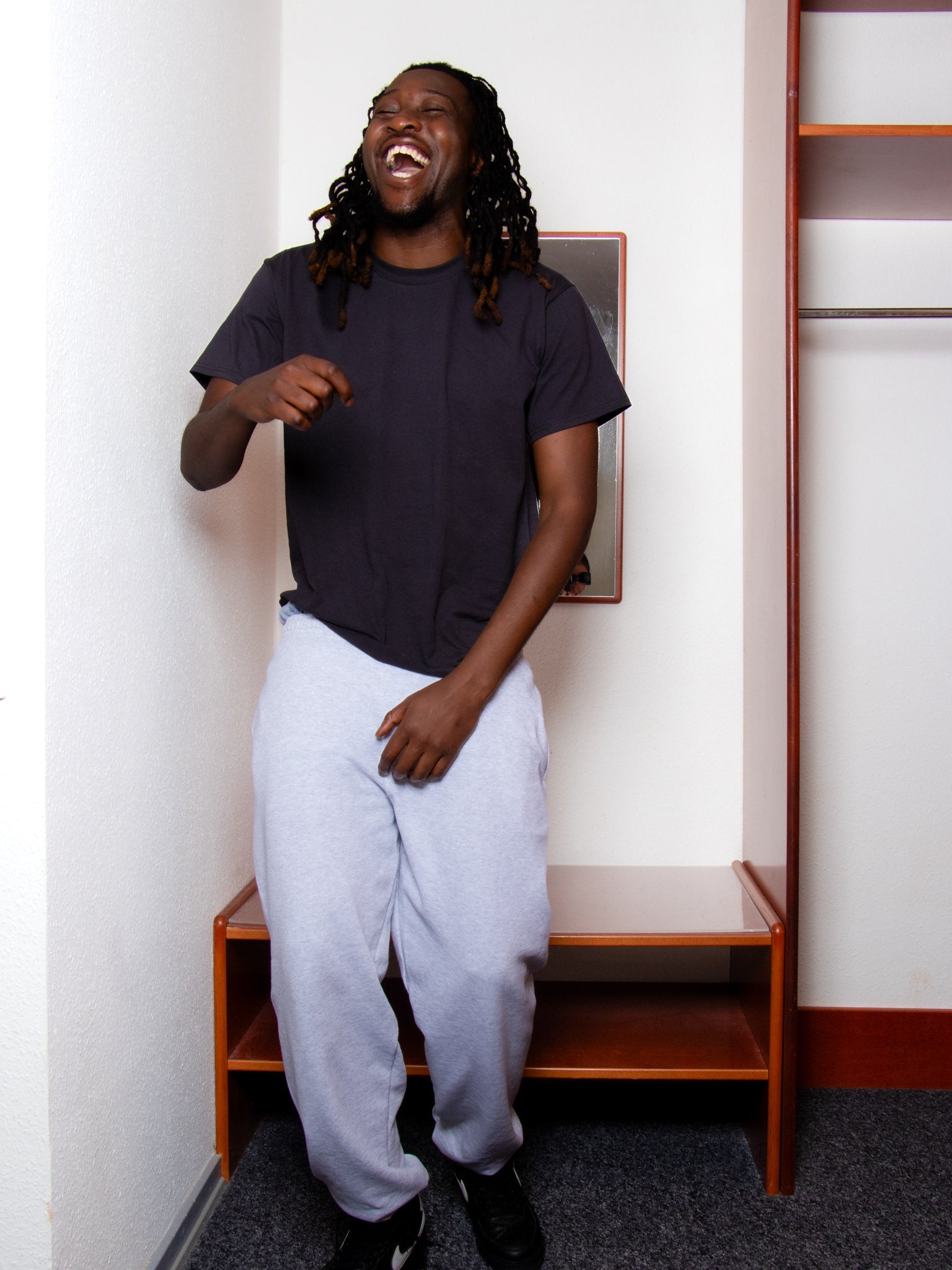 Maxwell is 190 cm tall and wears size XL. | elasticated grey