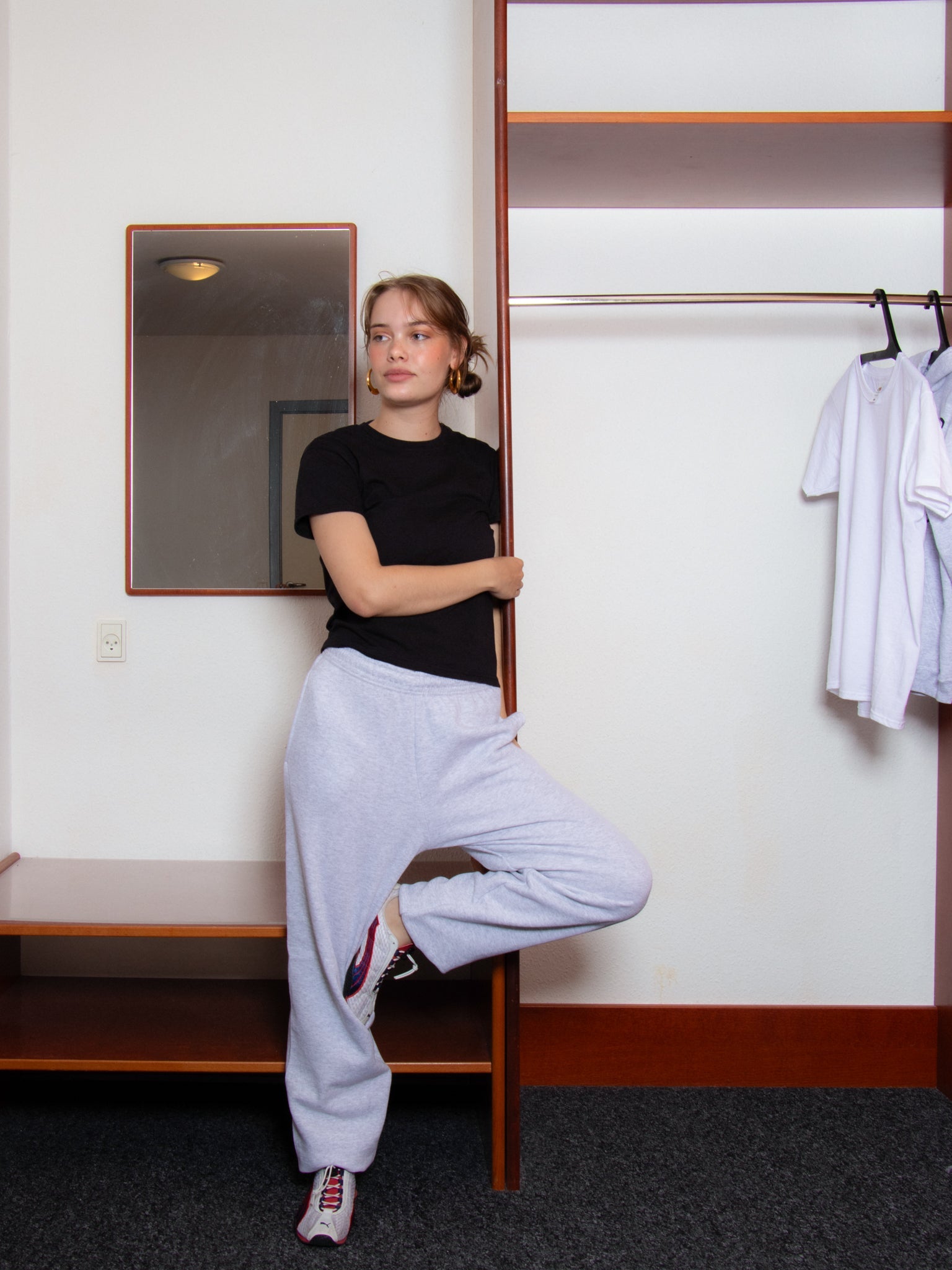 Mathilde is 167 cm tall and wears size M. | elasticated grey