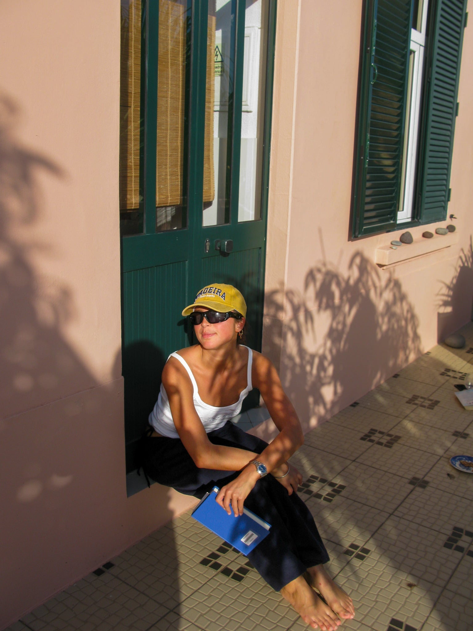 Sofie is 165 cm tall and wears size M. | elasticated black