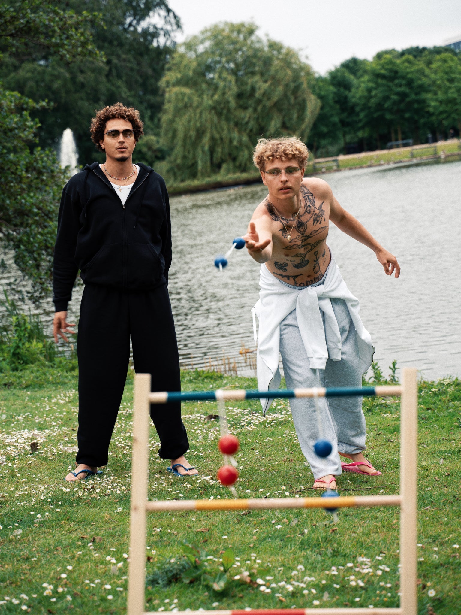 Oscar is 185 cm tall and wears size XL. | elasticated black