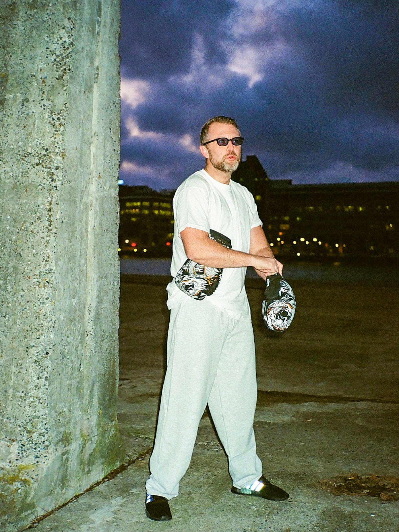 KT is 182 cm tall and wears size L. | loose grey