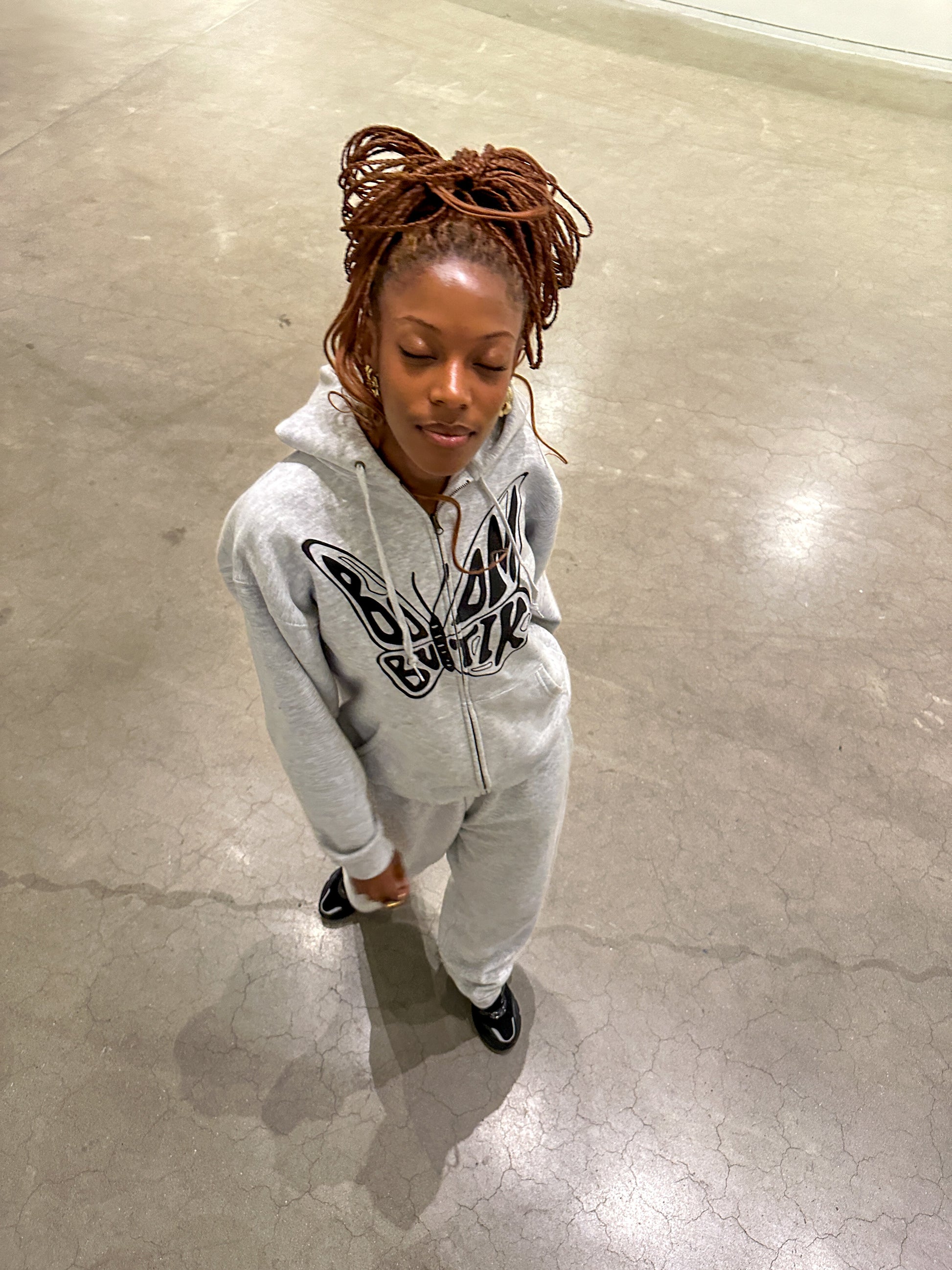 Jemimah is 174 cm tall and wears size XXL. | loose grey