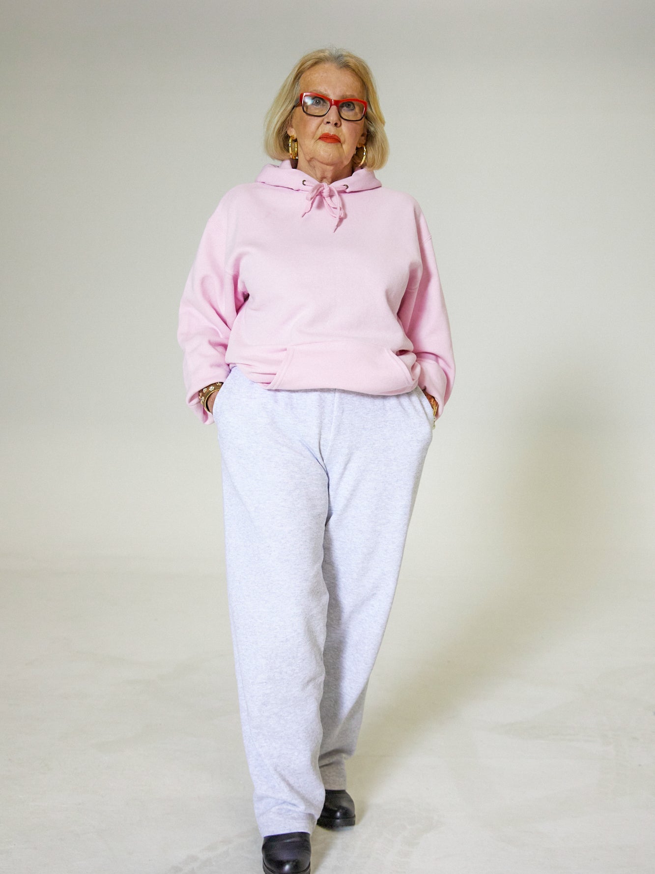 Violetta is 163 cm tall and wears size M. | loose grey