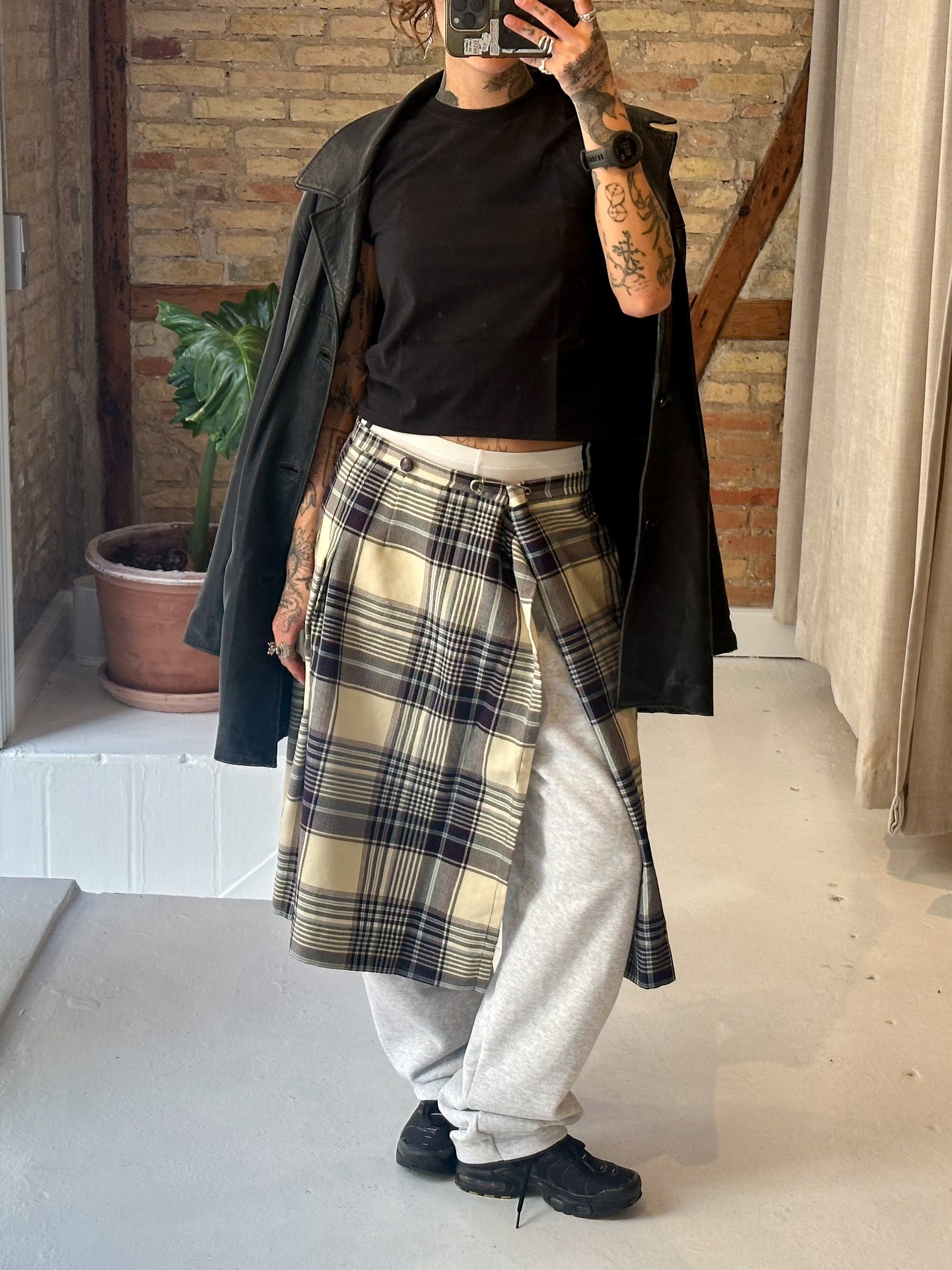 Astrid is 165 cm tall and wears size M. | loose grey