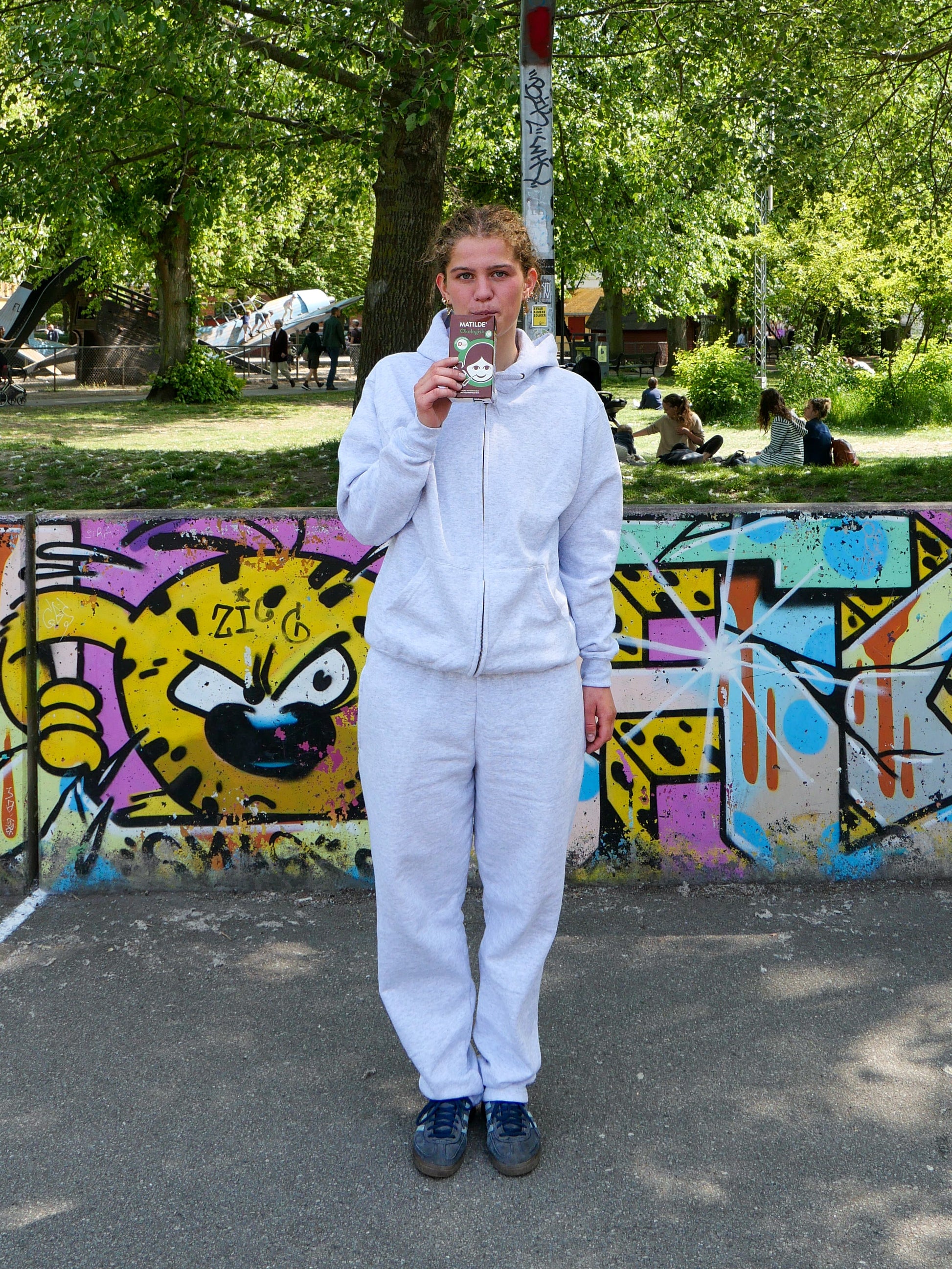 Viola is 170 cm tall and wears size M. | loose grey