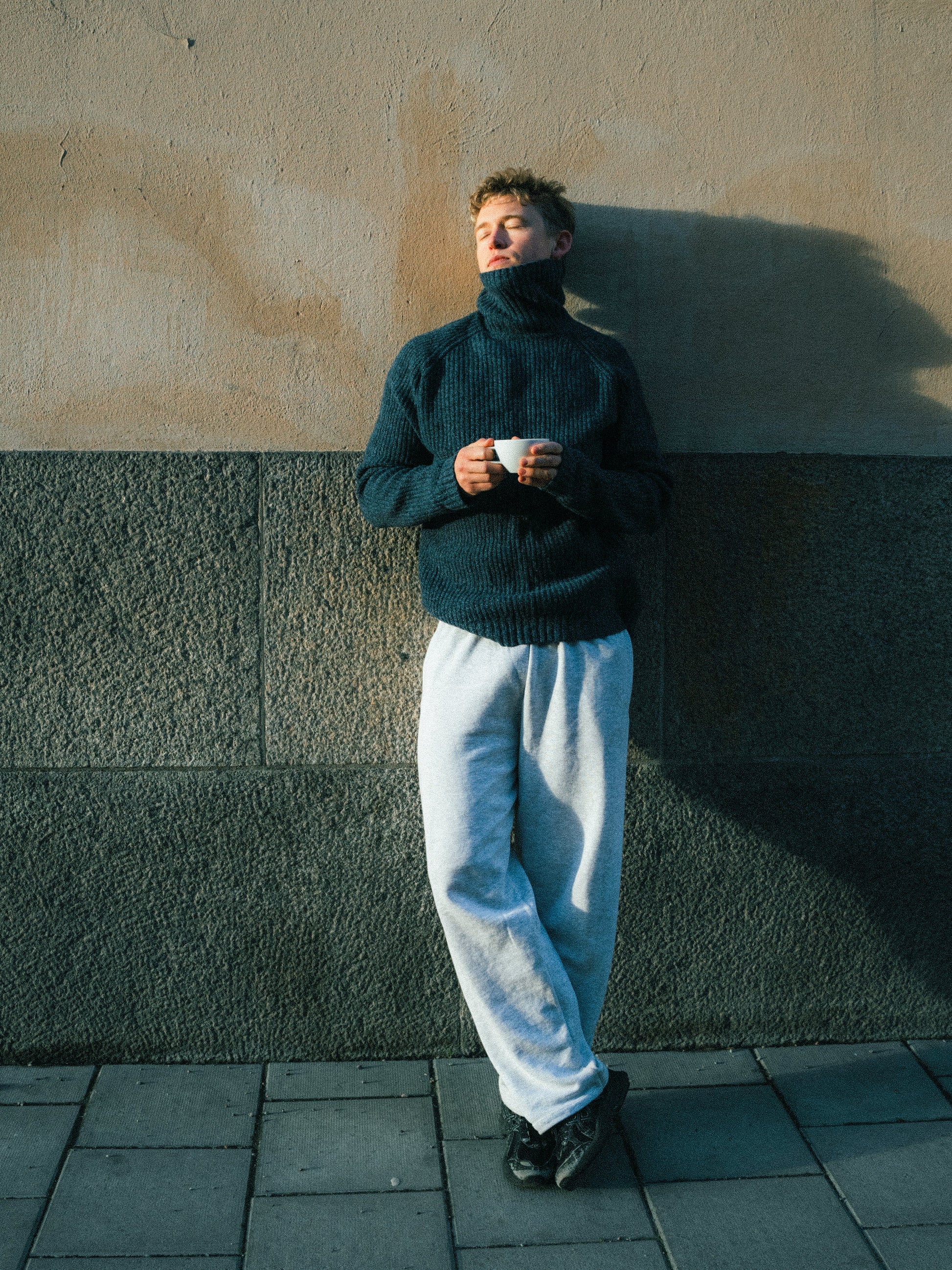 Peter is 188 cm tall and wears size XL. | loose grey