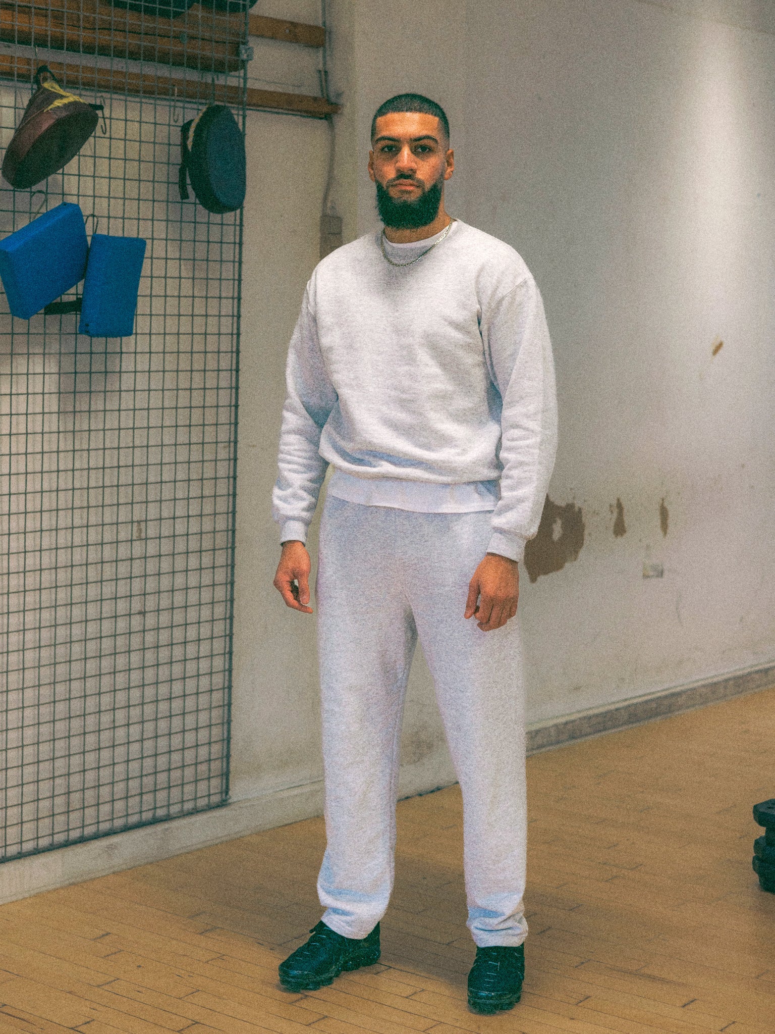 Hamza is 193 cm tall and wears size XL. | loose grey