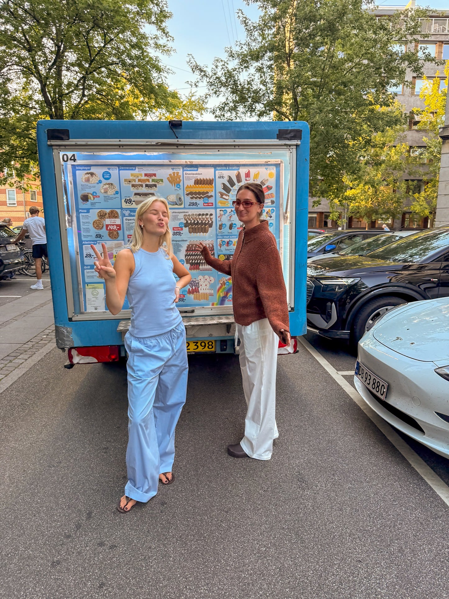 Sofie is 172 cm tall and wears size M. | light blue