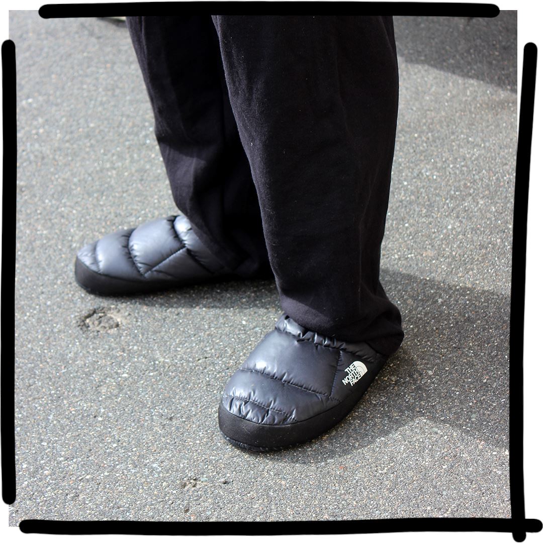 Sweatpants + slippers | loose black