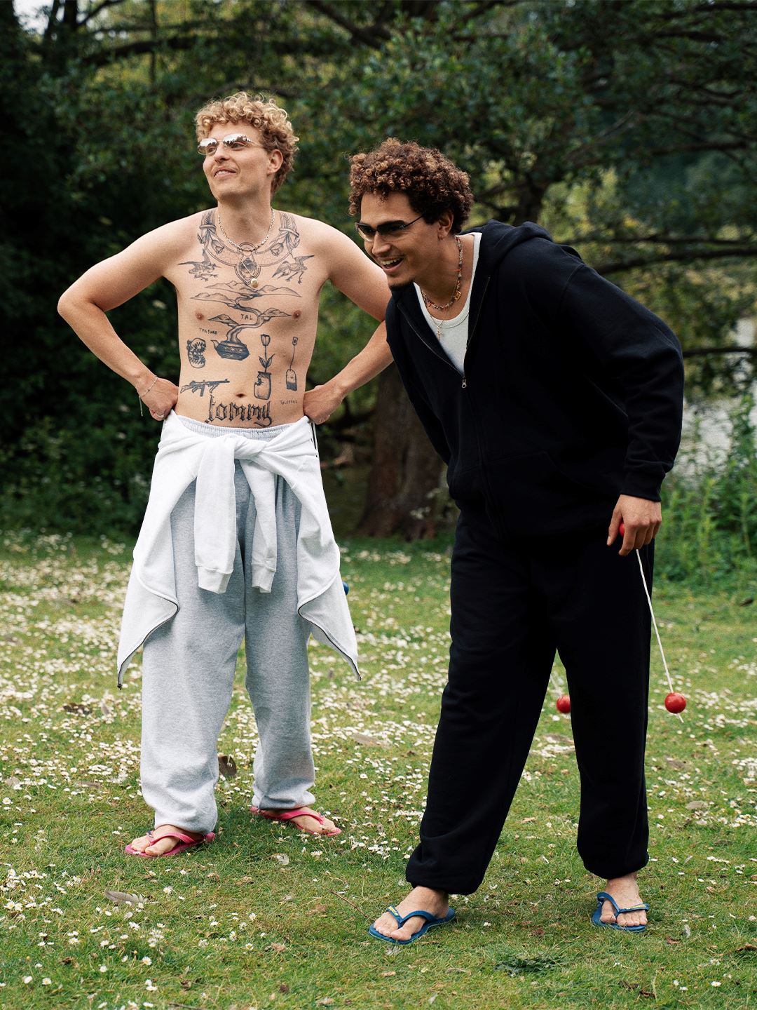 Oscar is 185 cm tall and wears size XL. | elasticated black