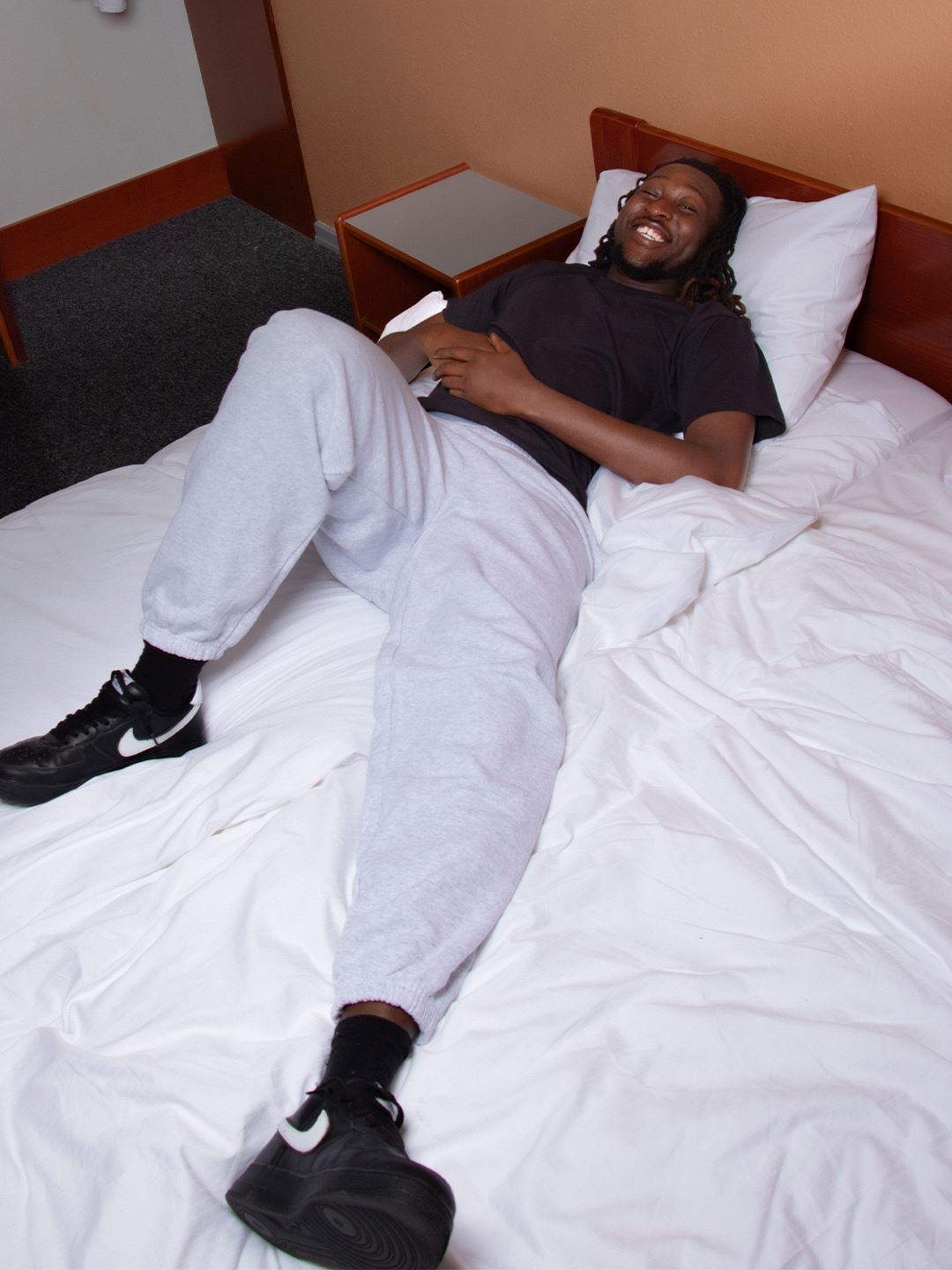 Maxwell is 190 cm tall and wears size XL. | elasticated grey