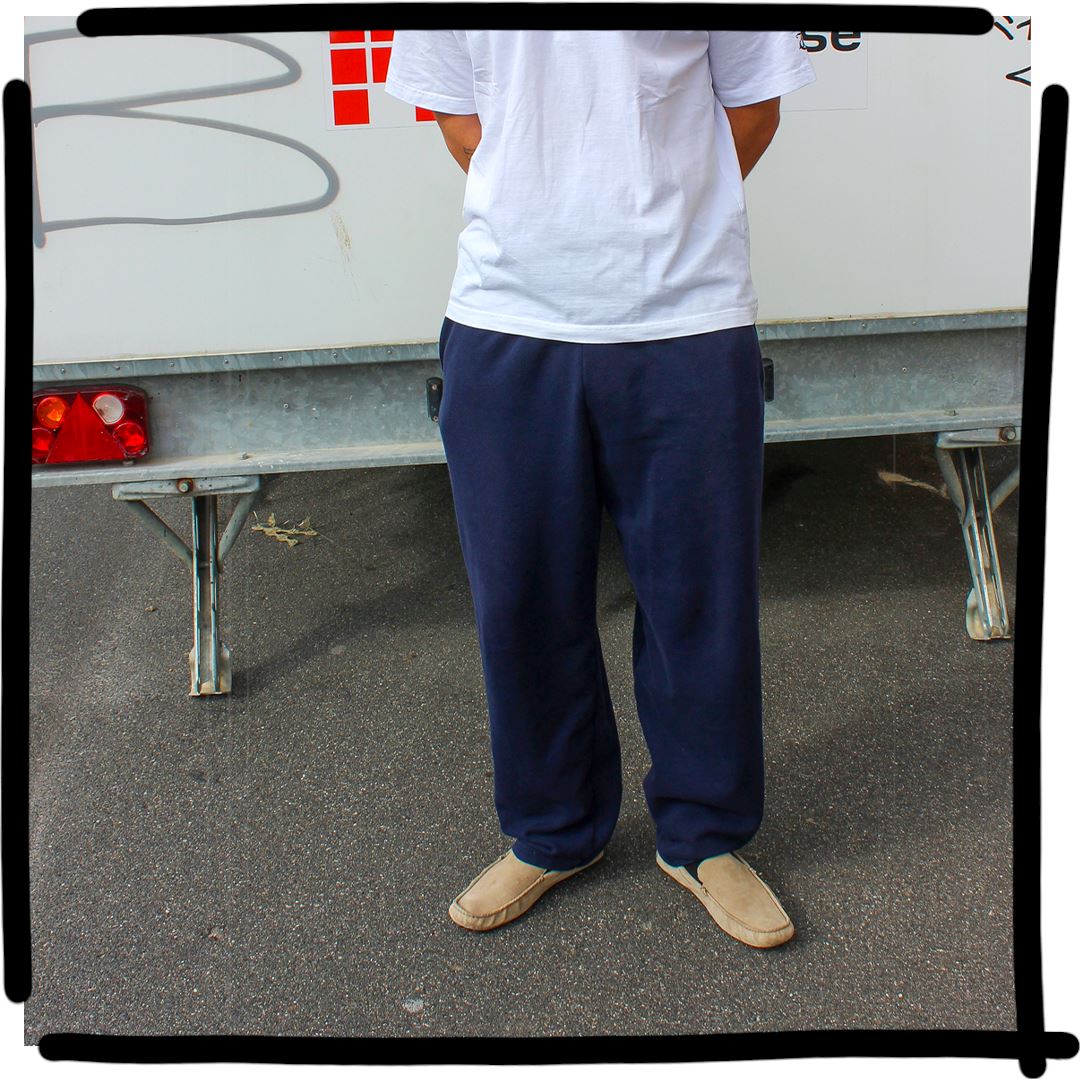 Tim (185 cm) is wearing a size L. | loose navy