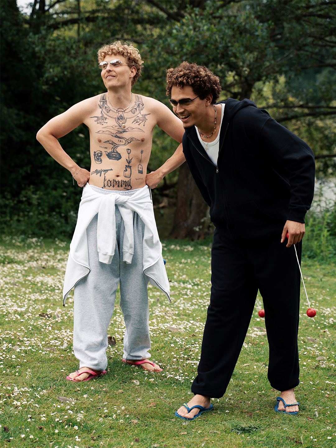 Thomas is 177 cm tall and wears size XL. | elasticated grey