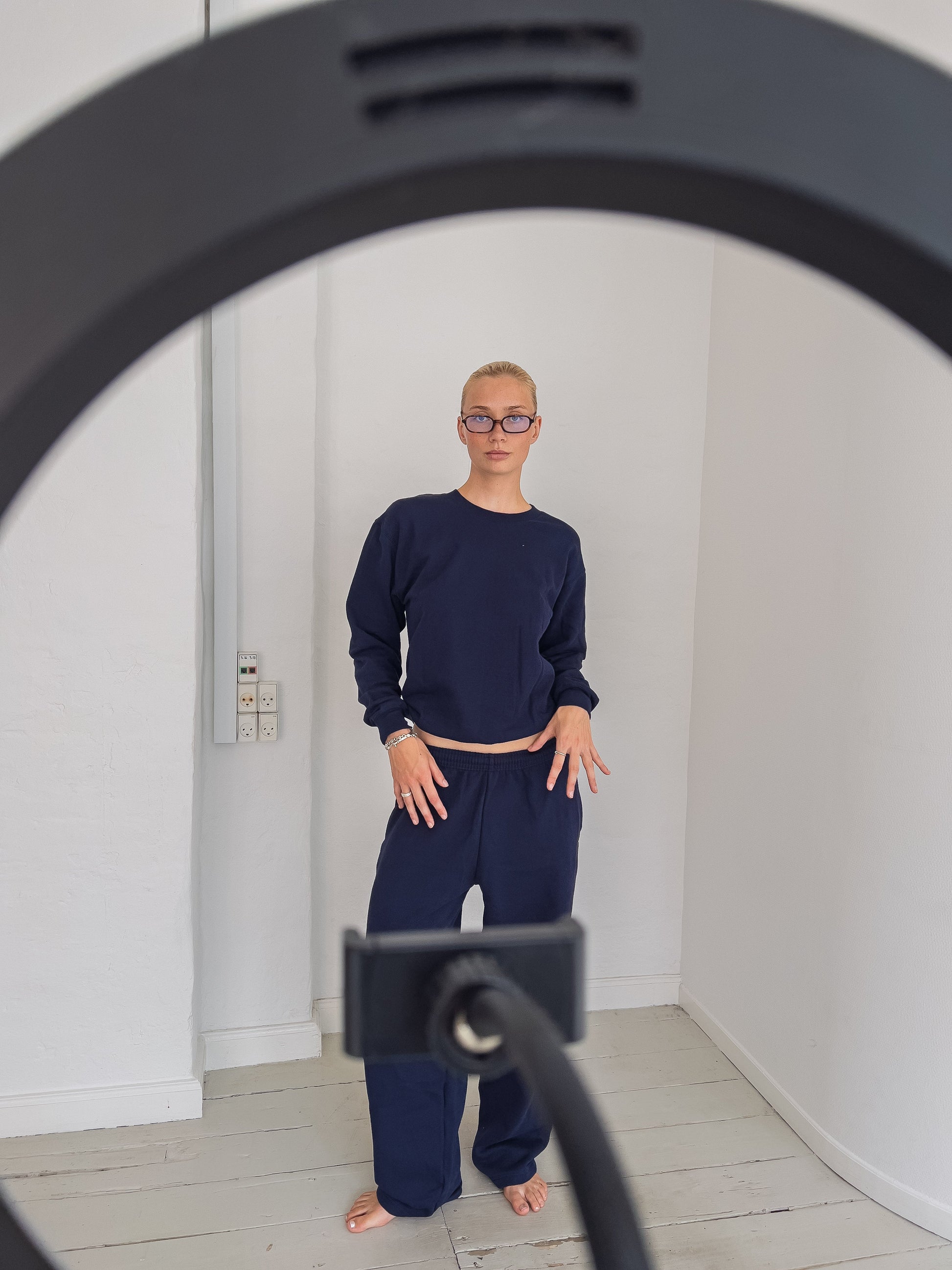 Sofia is 183 cm tall and wears size L. | loose navy