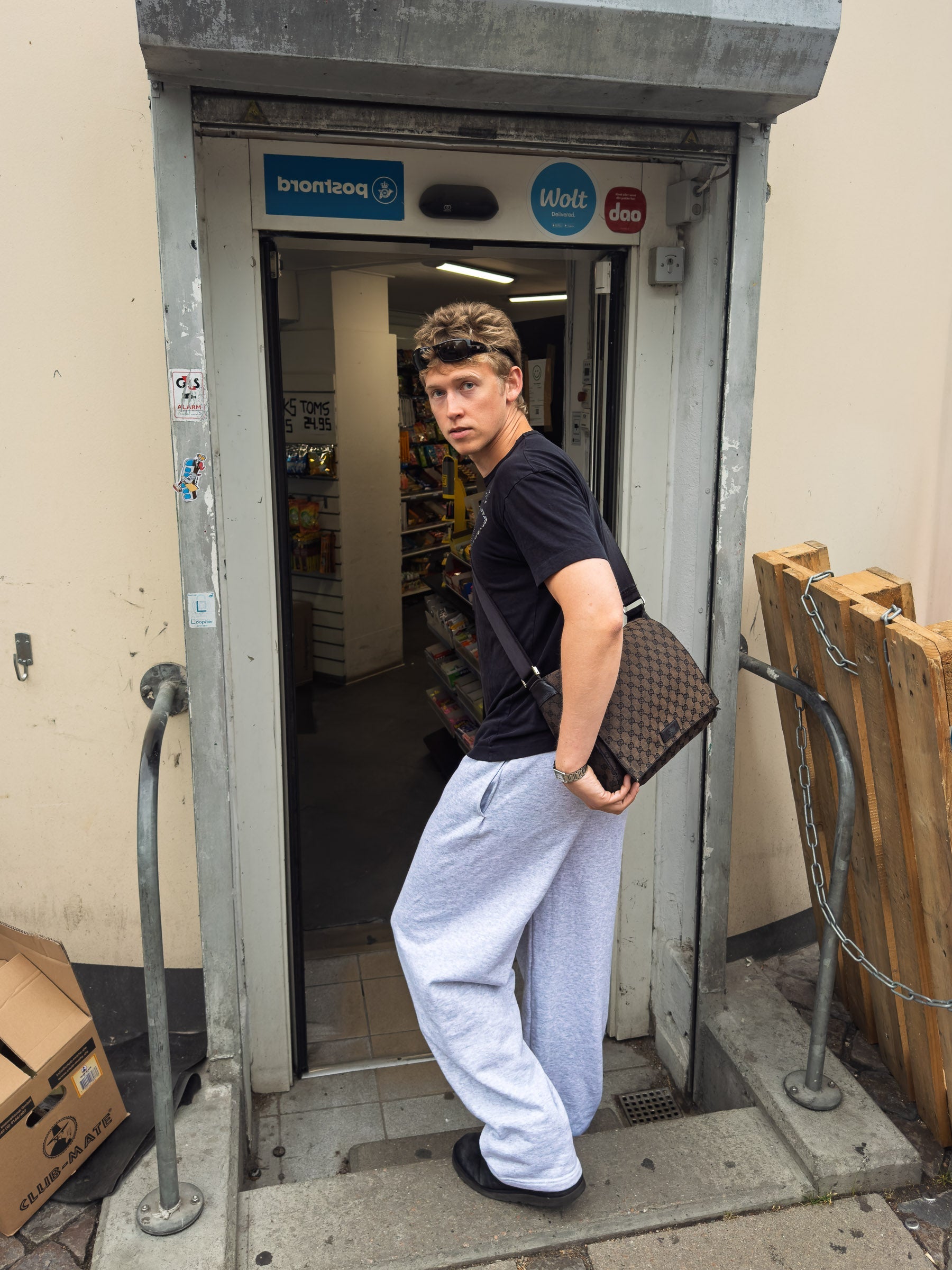 Peter is 188 cm tall and wears size XL. | loose grey