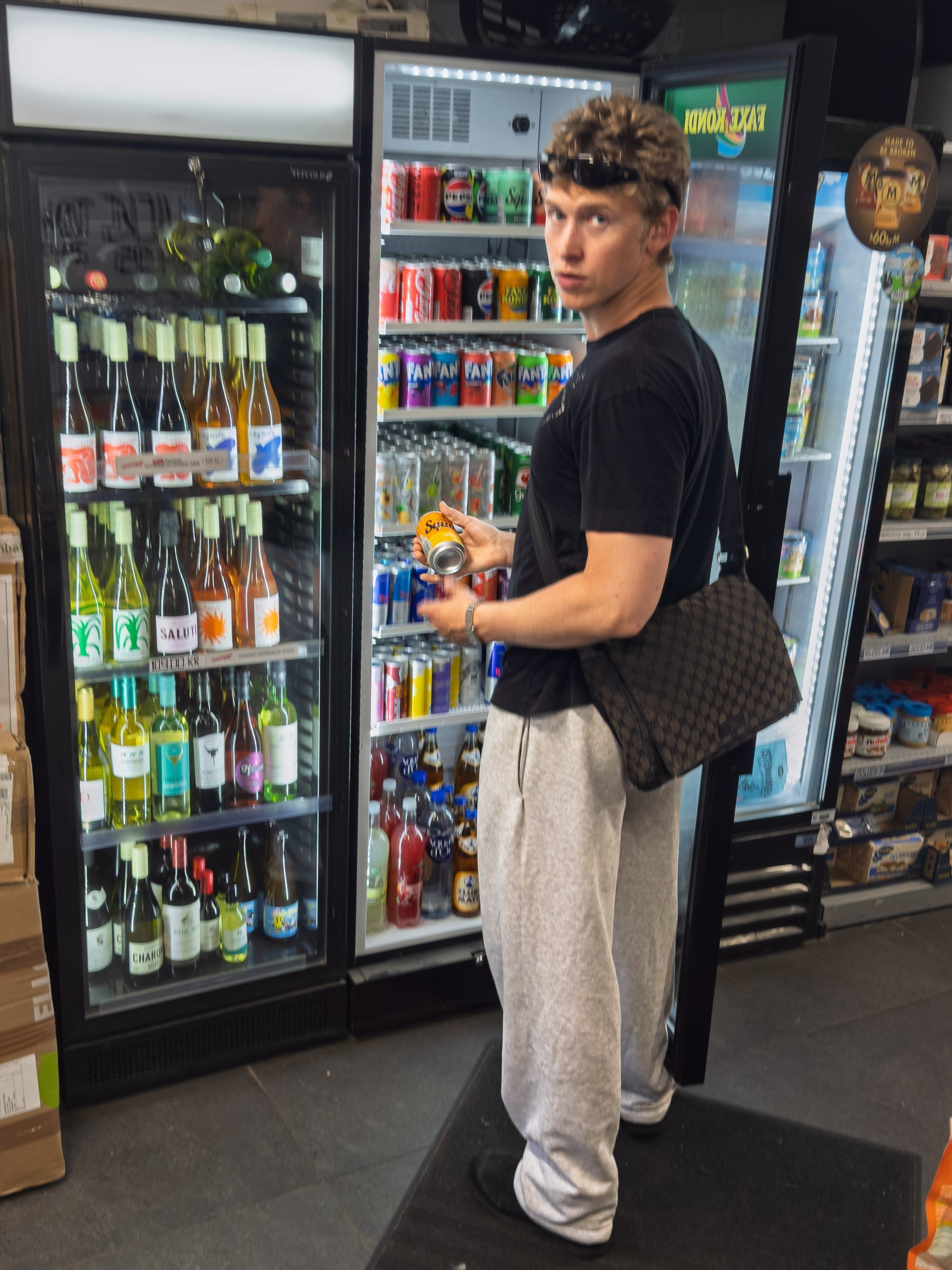 Peter is 188 cm tall and wears size XL. | loose grey