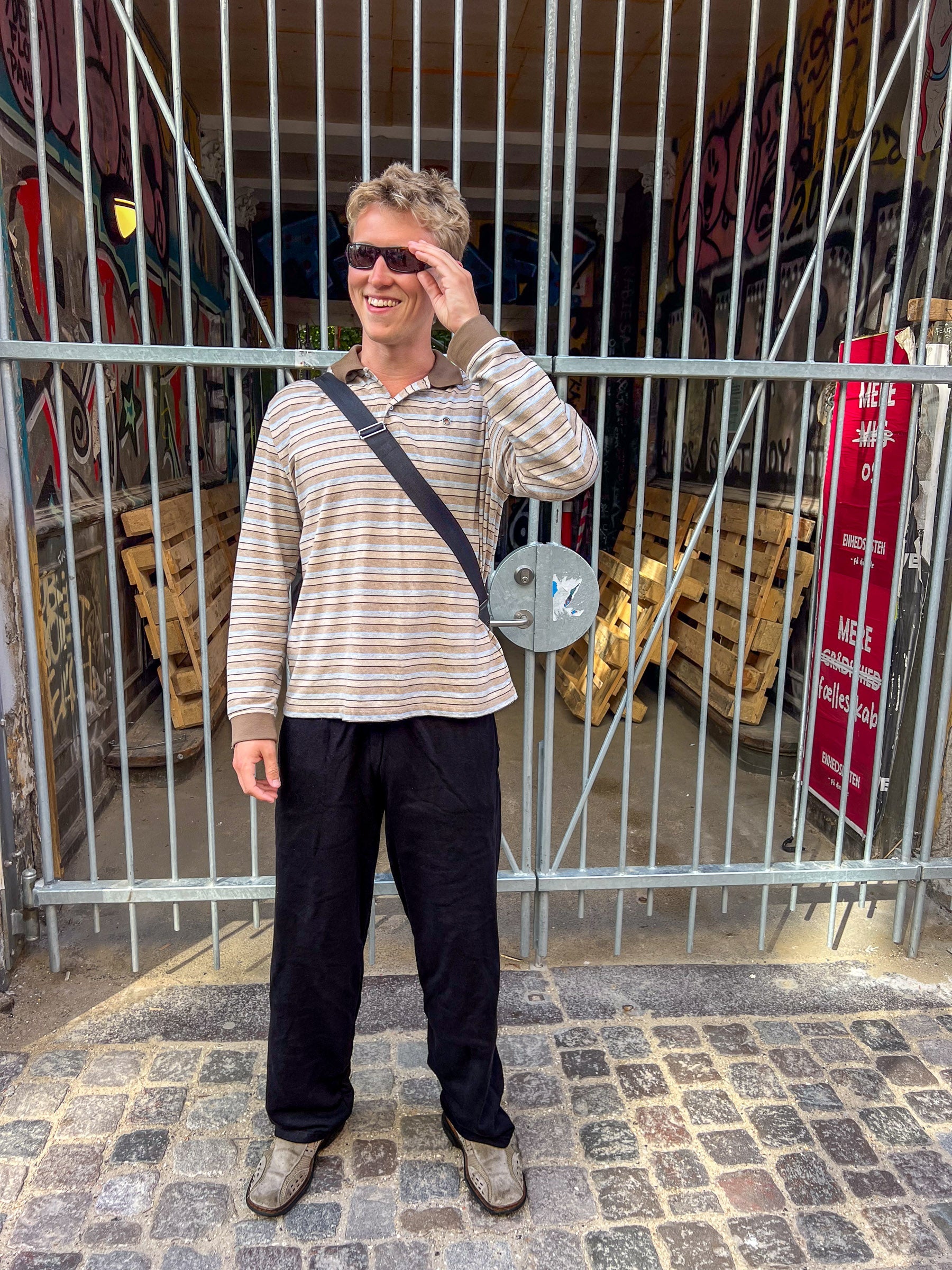 Peter is 188 cm tall and wears size XL. | loose black