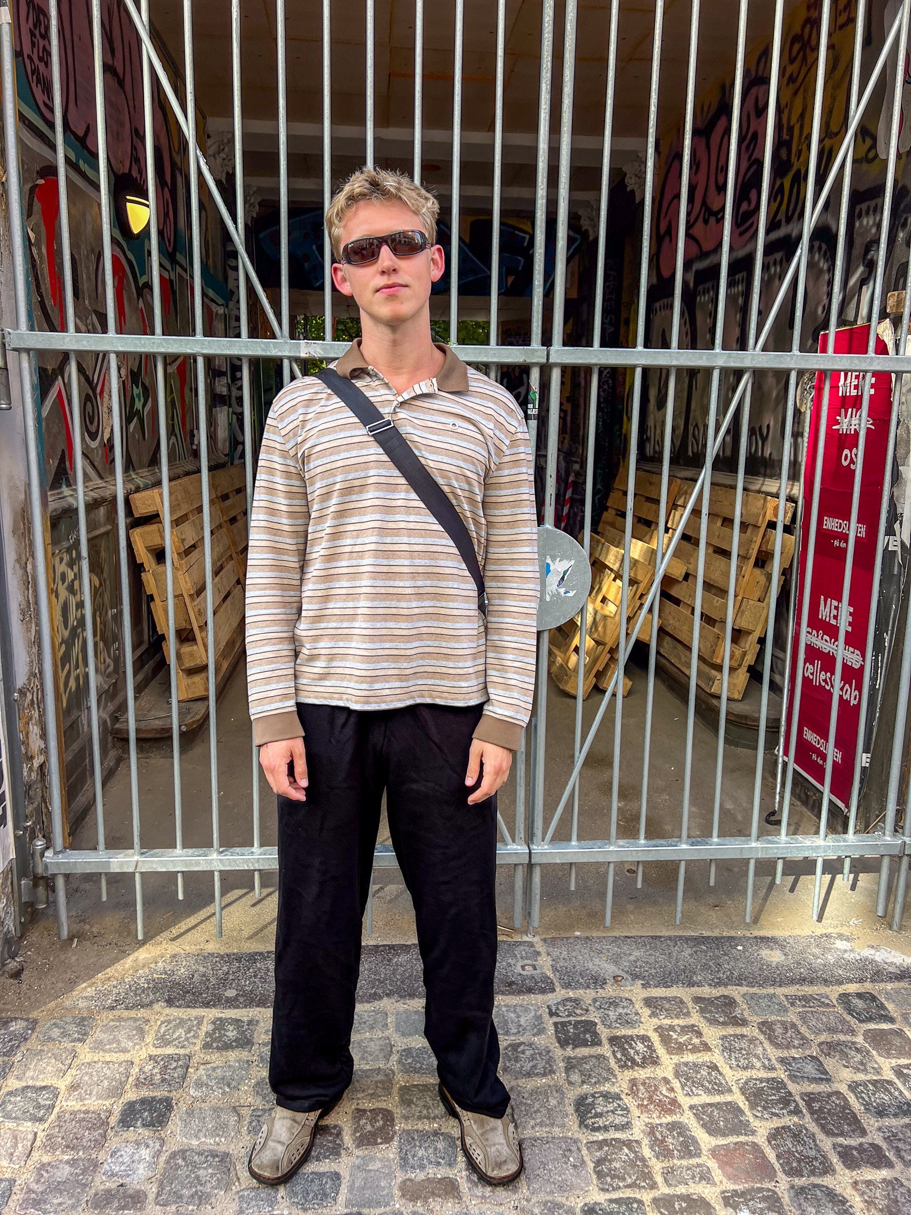 Peter is 188 cm tall and wears size XL. | loose black