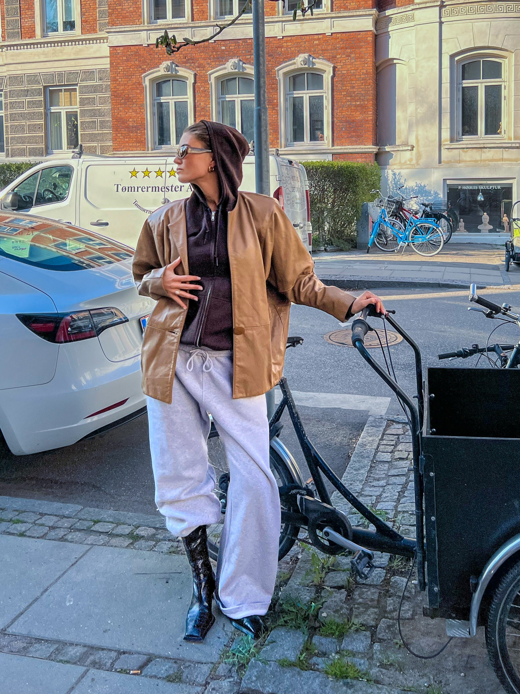 Marie is 178 cm tall and wears size M. | loose grey