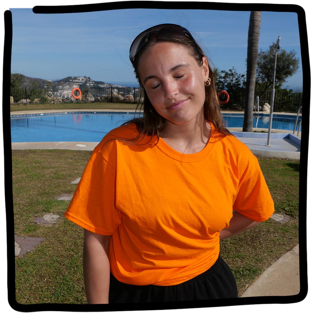 Maria (163 cm) is wearing size L. | orange