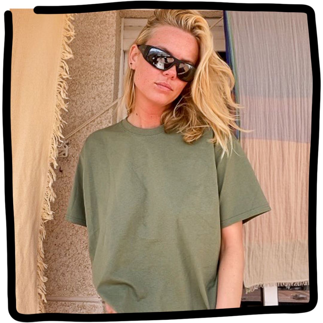 Ellen (175 cm) is wearing size L. | olive green