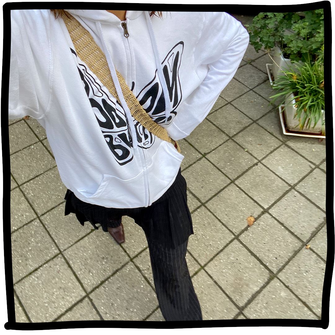 Lea (178 cm) is wearing size M. | white