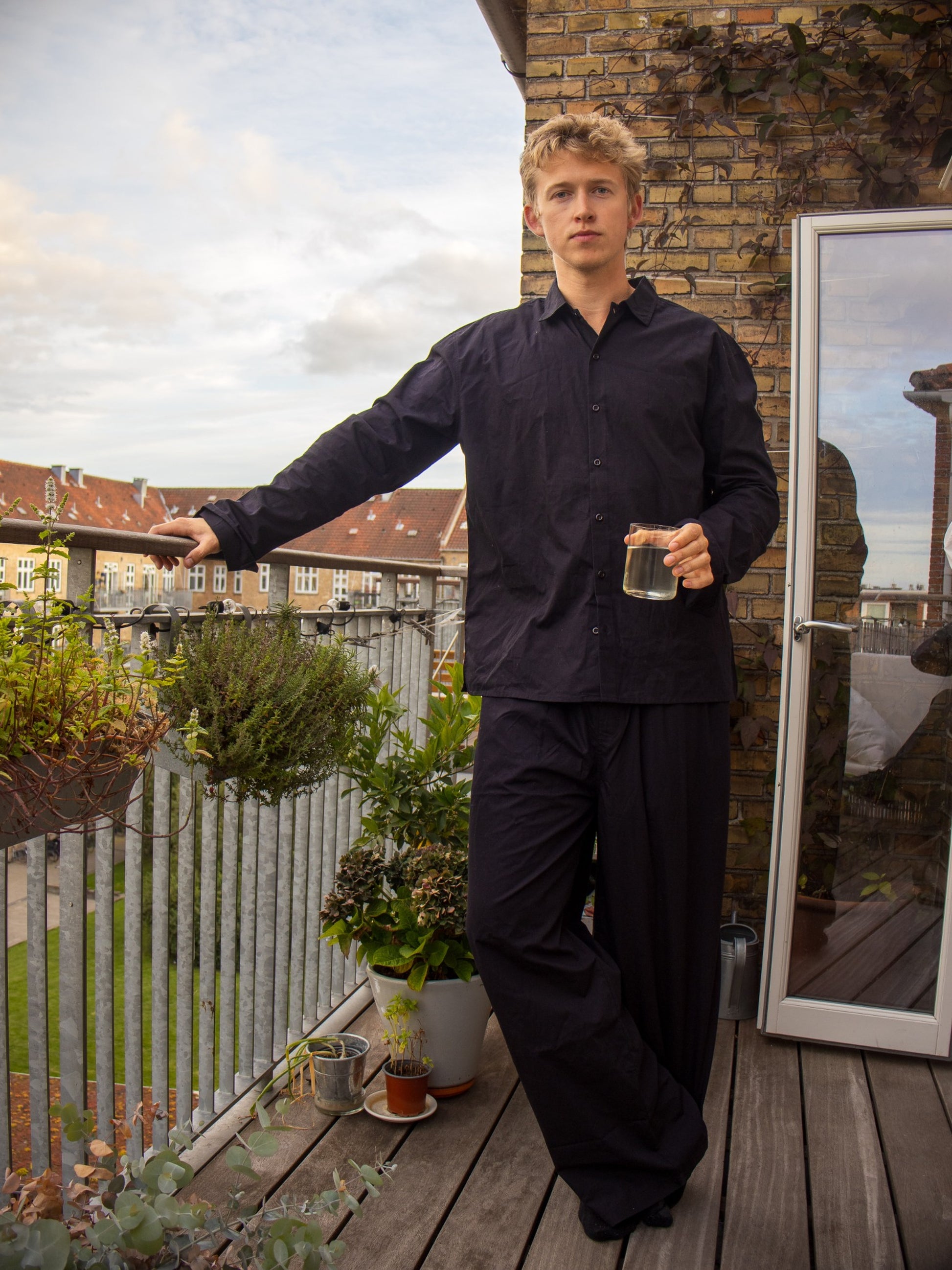 Peter is 188 cm tall and wears size L. 