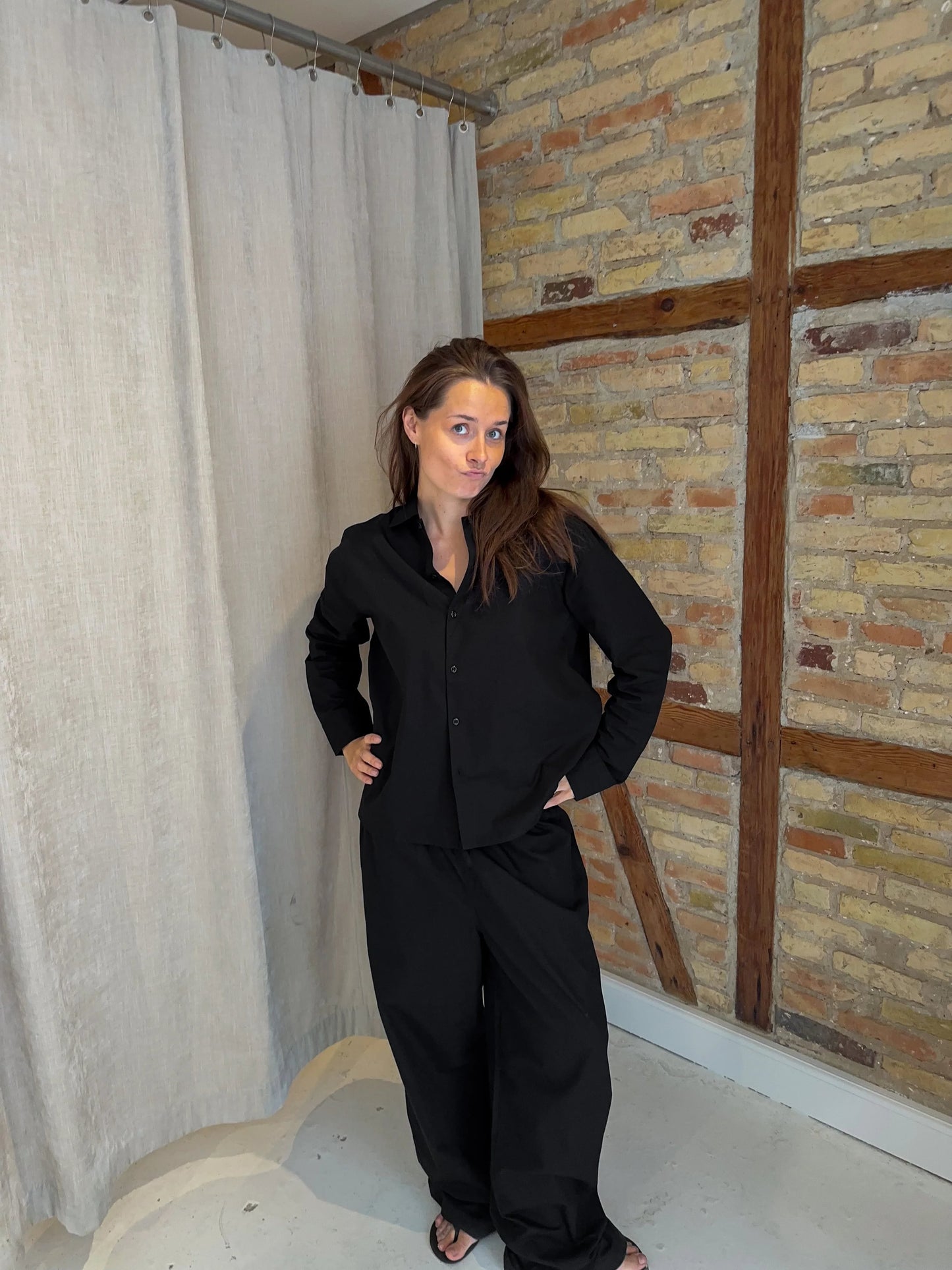 Celine is 168 cm tall and wears size M. 