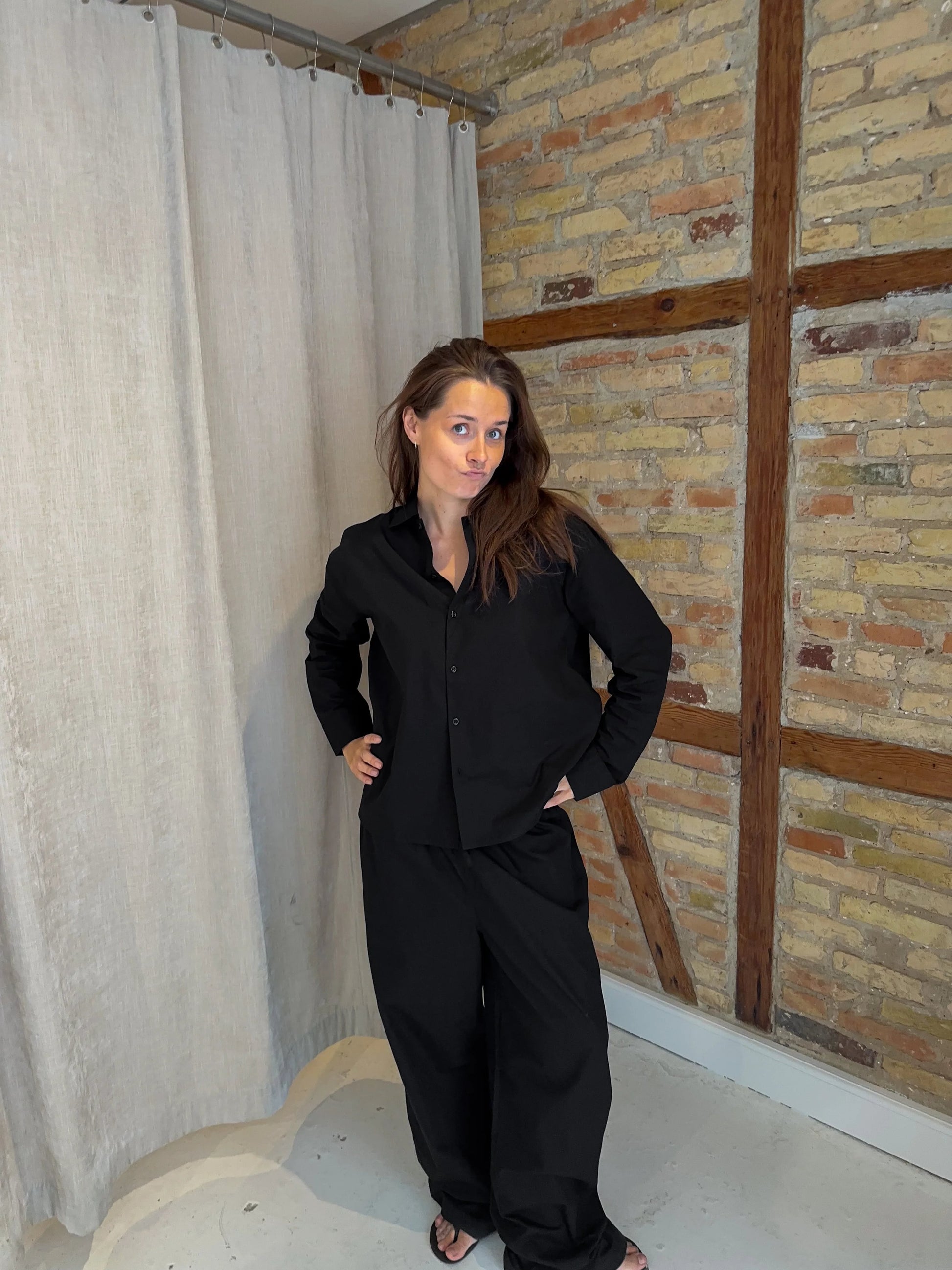 Celine is 168 cm tall and wears size M. 