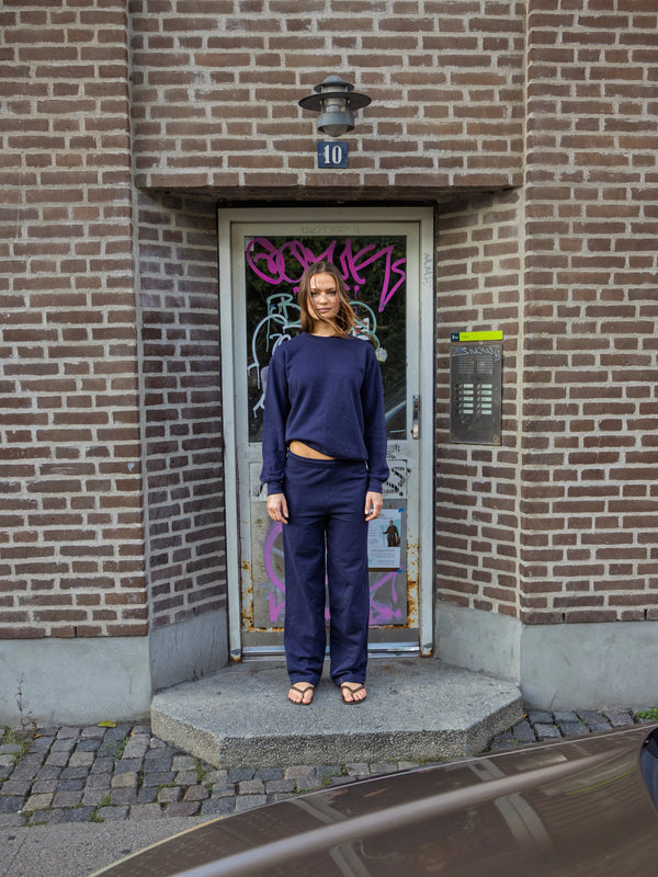 Kajsa is 174 cm tall and wears size S. | dark blue