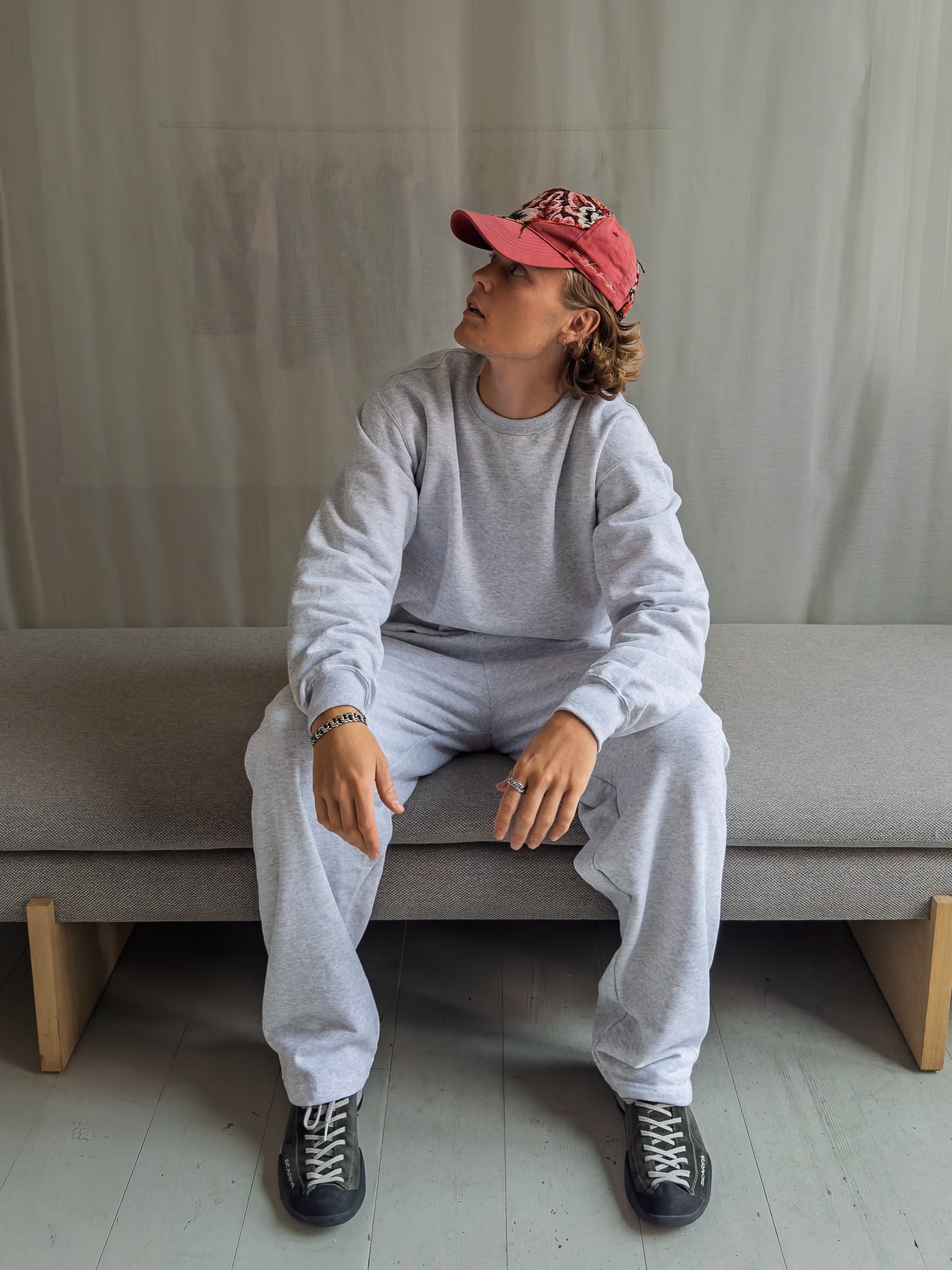 Oliver is 185 cm tall and wears size L. | grey