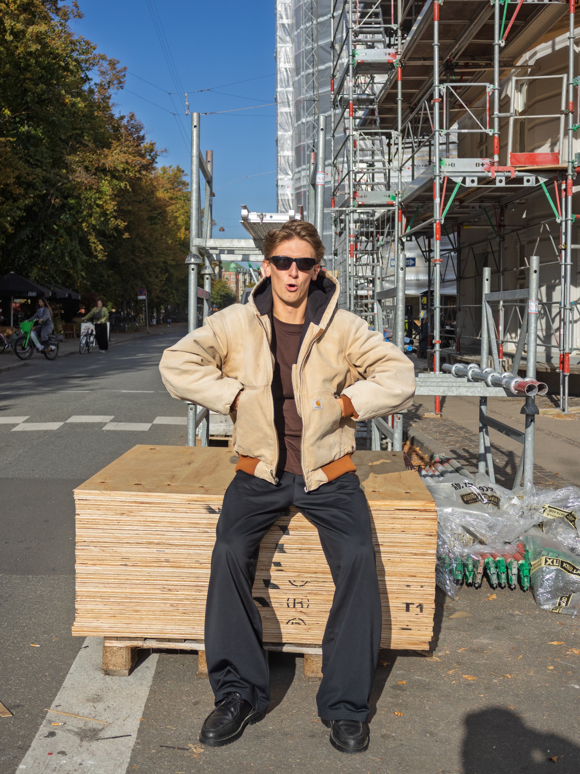 August is 185 cm tall and wears size XL. | black