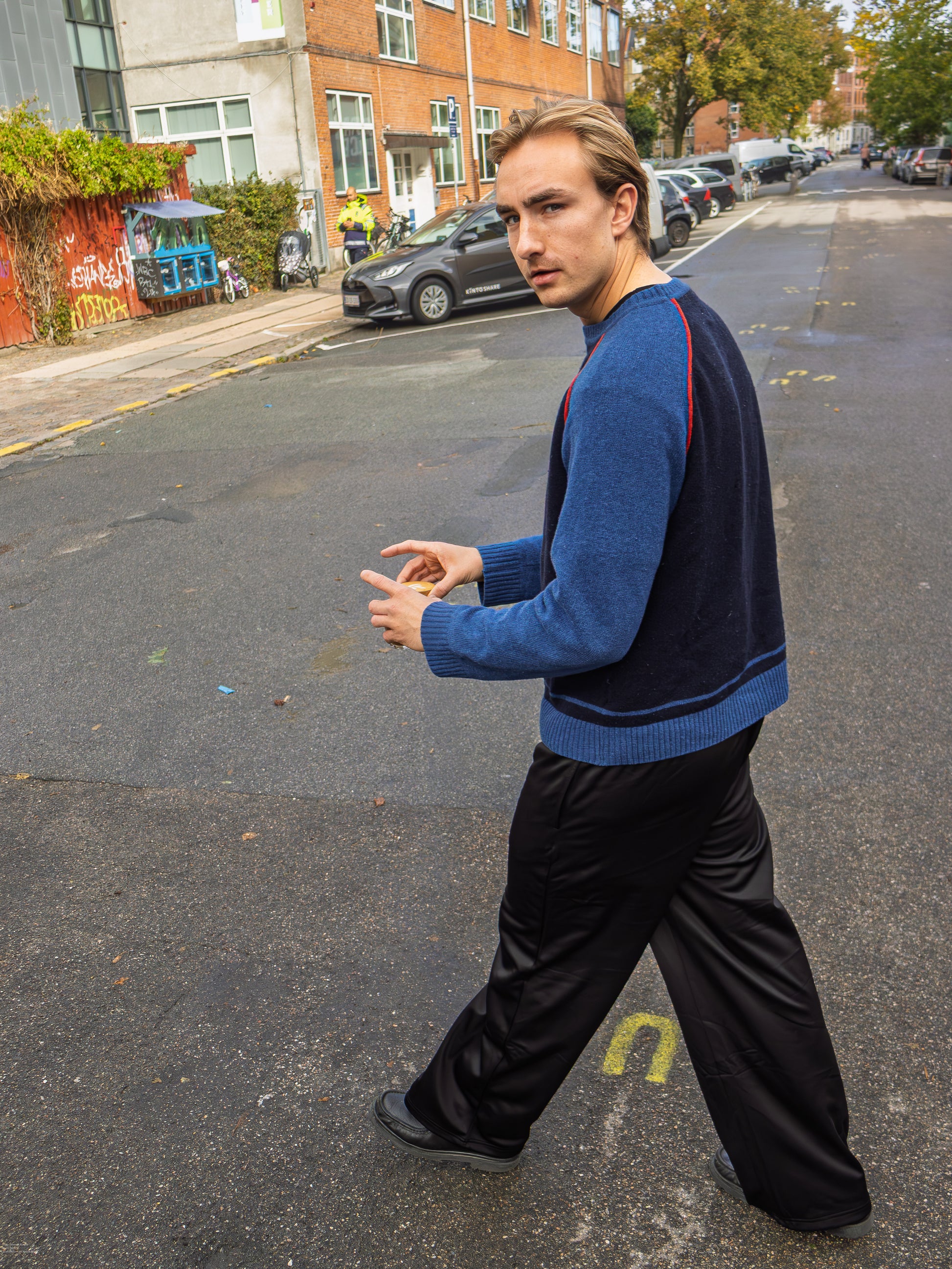 Felix is 195 cm tall and wears size XL. | black