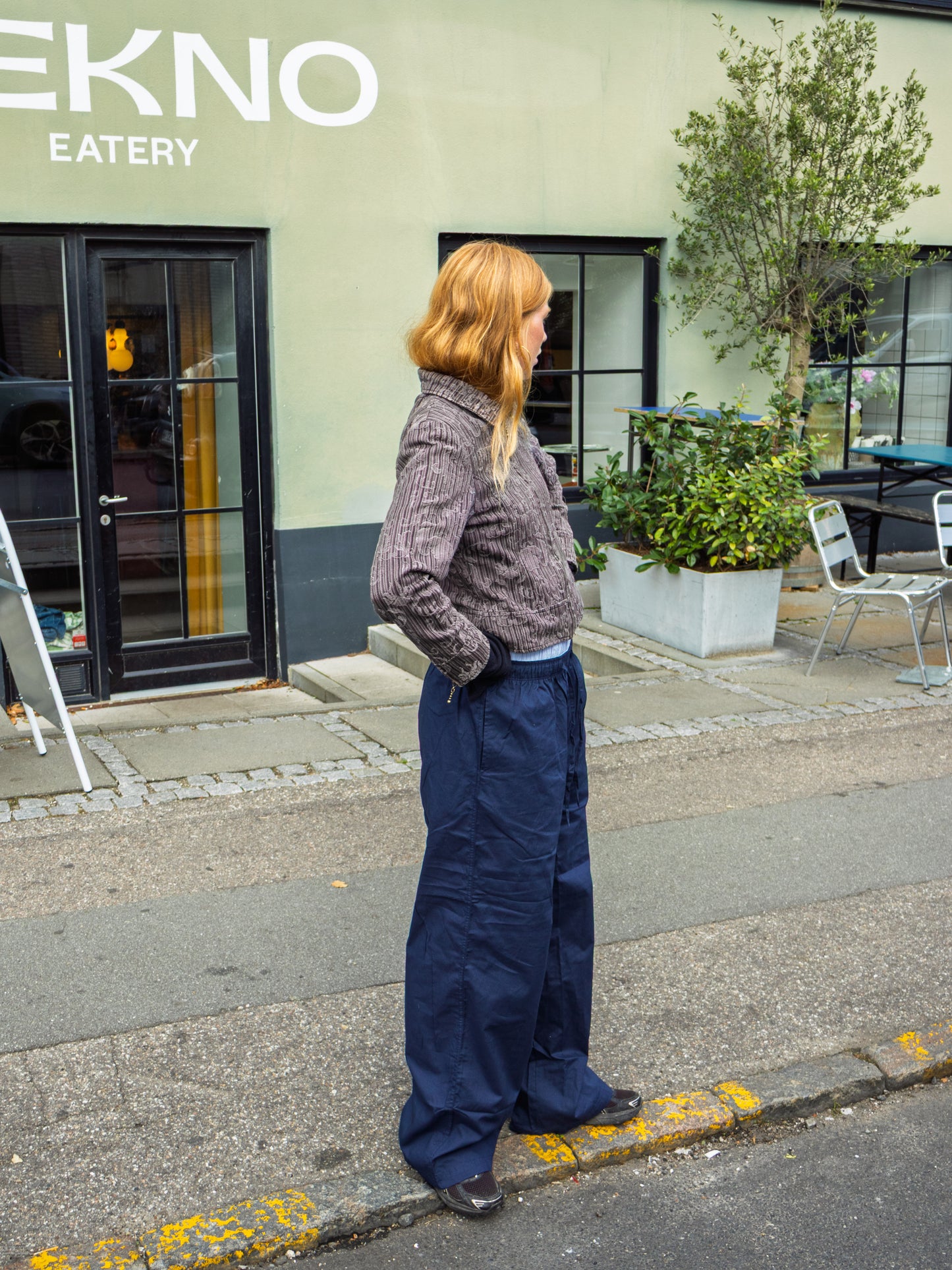 Roberta is 169 cm tall and wears size S. | dark blue