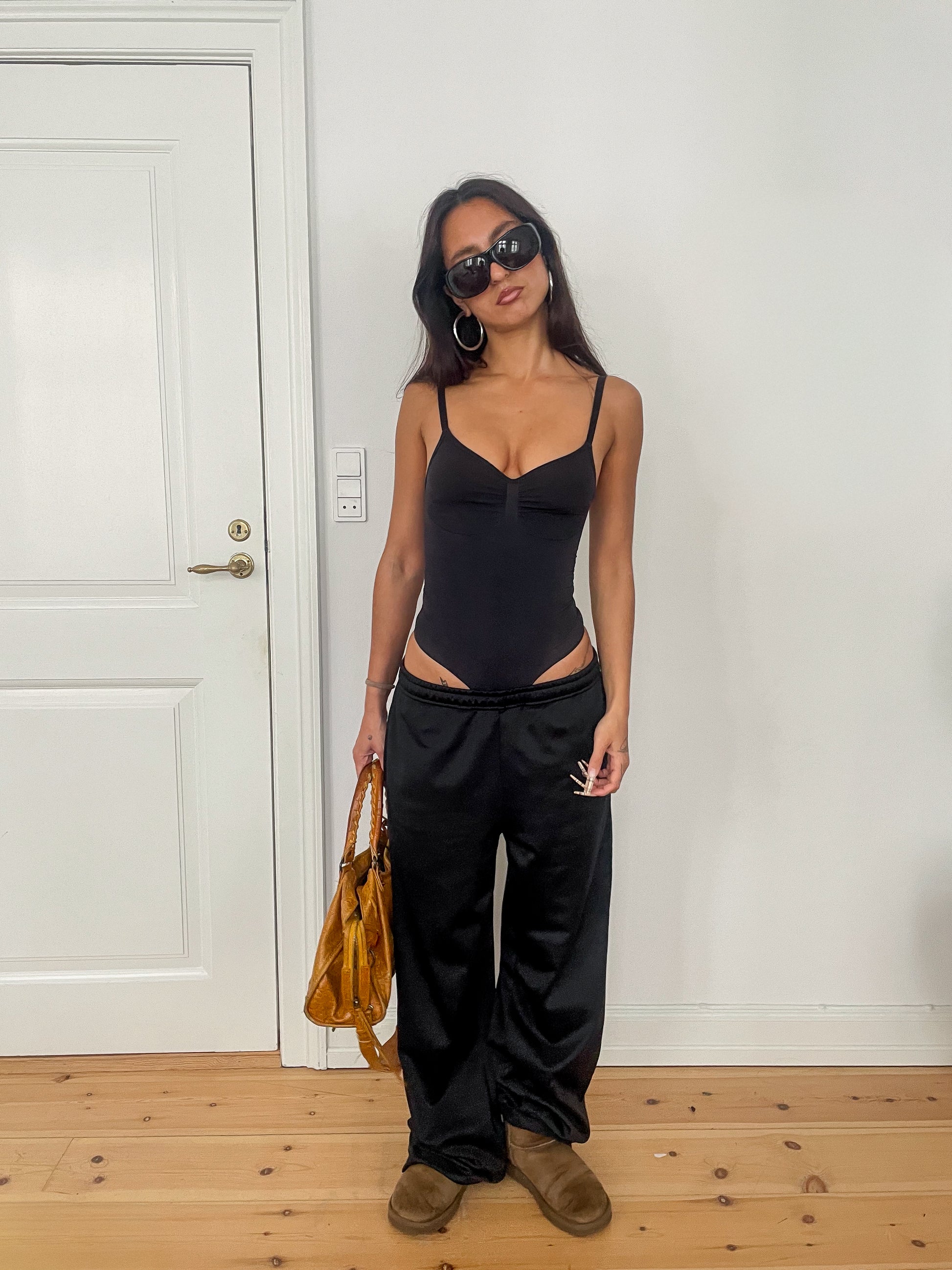 Parnoosh is 165 cm tall and wears size M. | black