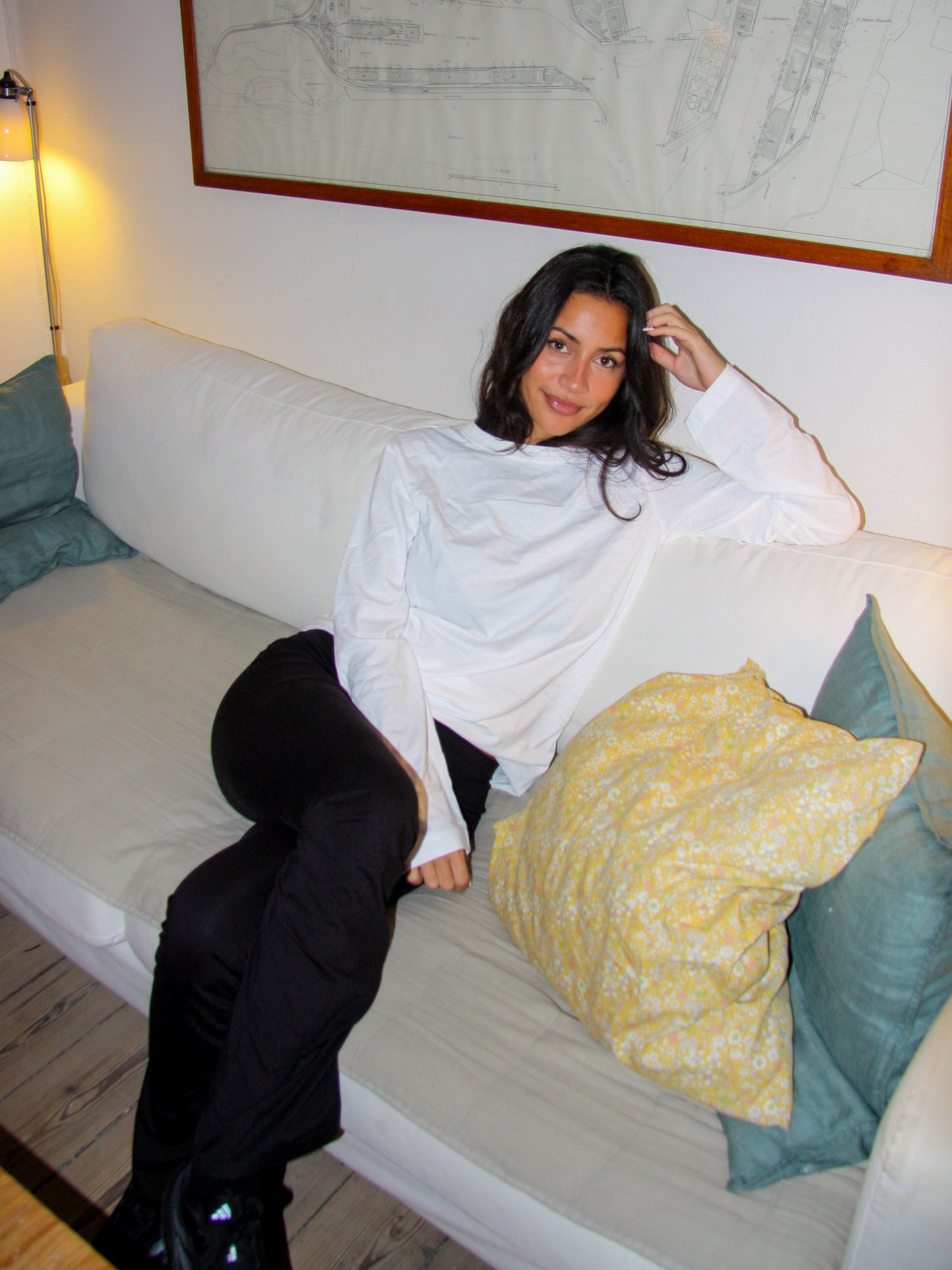 Sofie is 165 cm tall and wears size S. | white